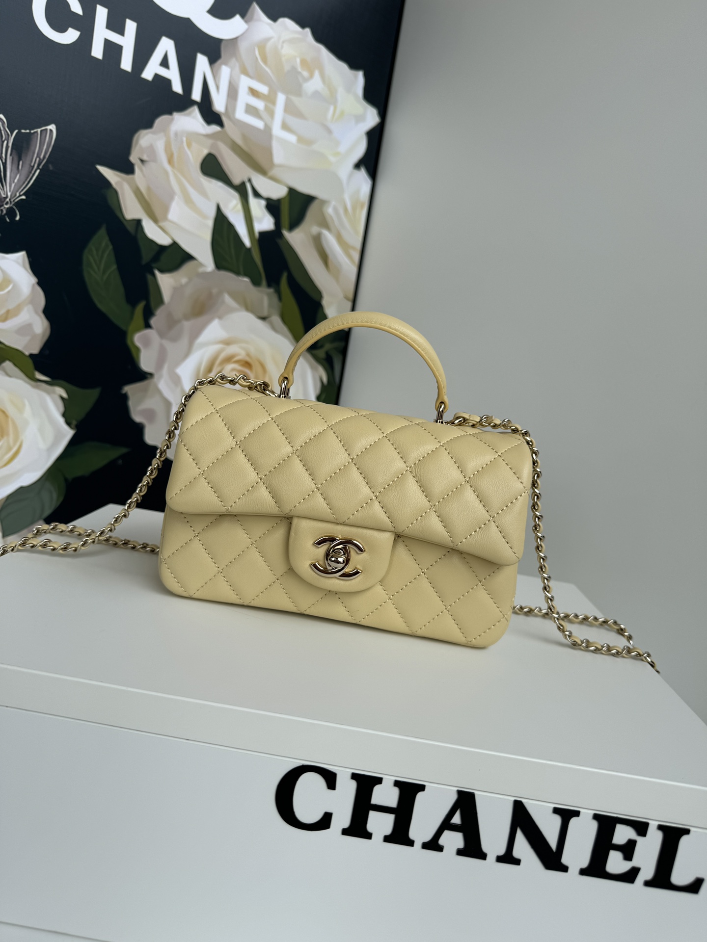 Chanel21K最新MiniCFhandle手提包AS2431经典菱格口盖包饰以精致经典链子搭配手提细