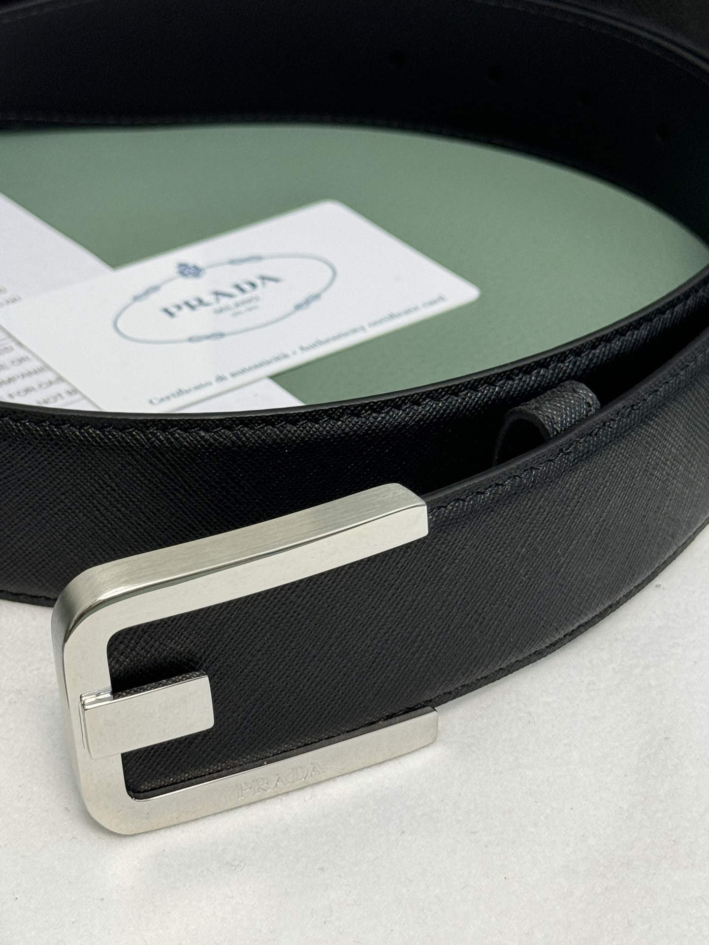 Prada Men’s 3.8cm Leather Belt: Exquisite Quality and Low-key Luxury - 图片 4