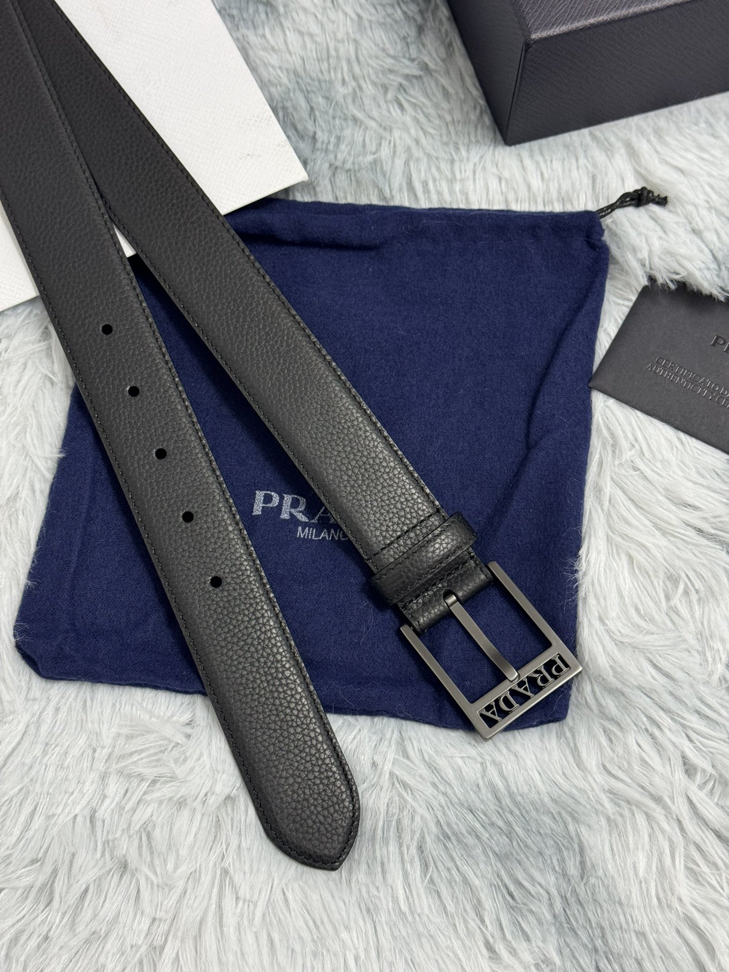 PRADA 3.5cm 荔枝纹牛皮纹理品质