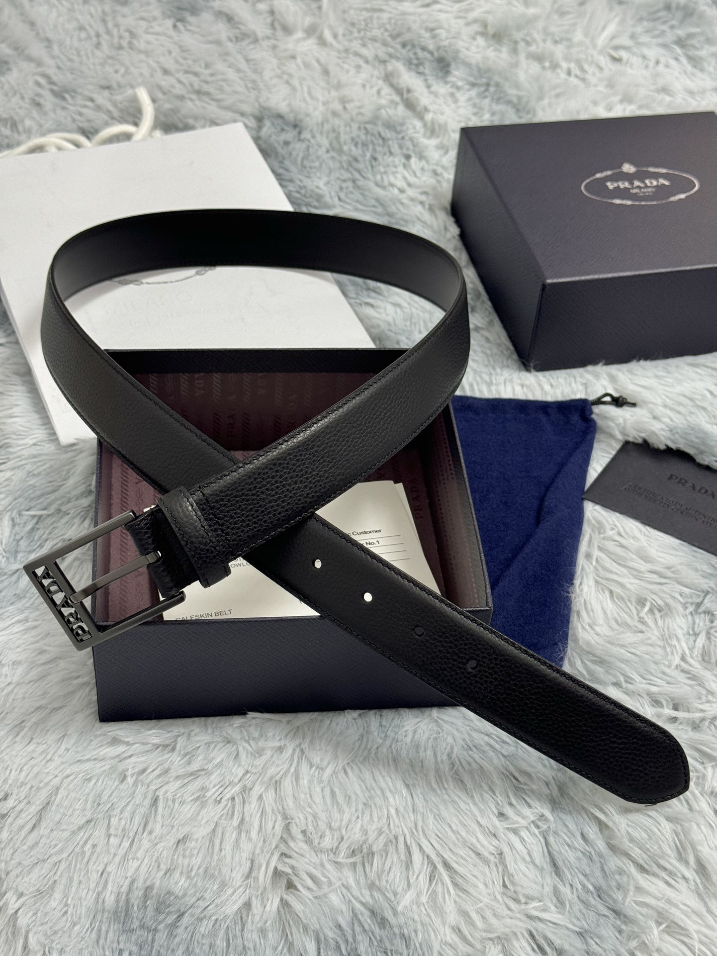 PRADA 3.5cm 荔枝纹牛皮纹理品质