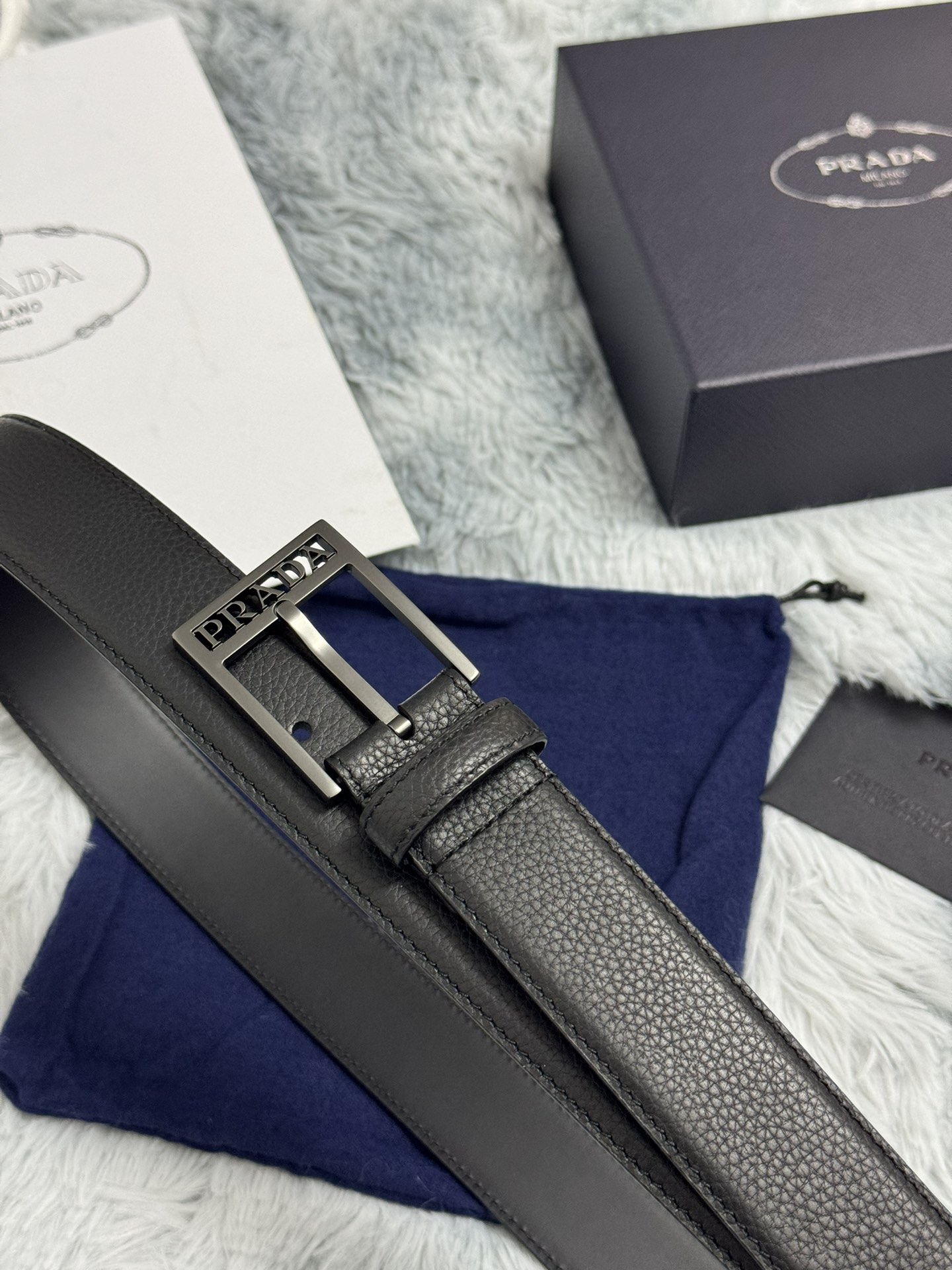 PRADA 3.5cm 荔枝纹牛皮纹理品质