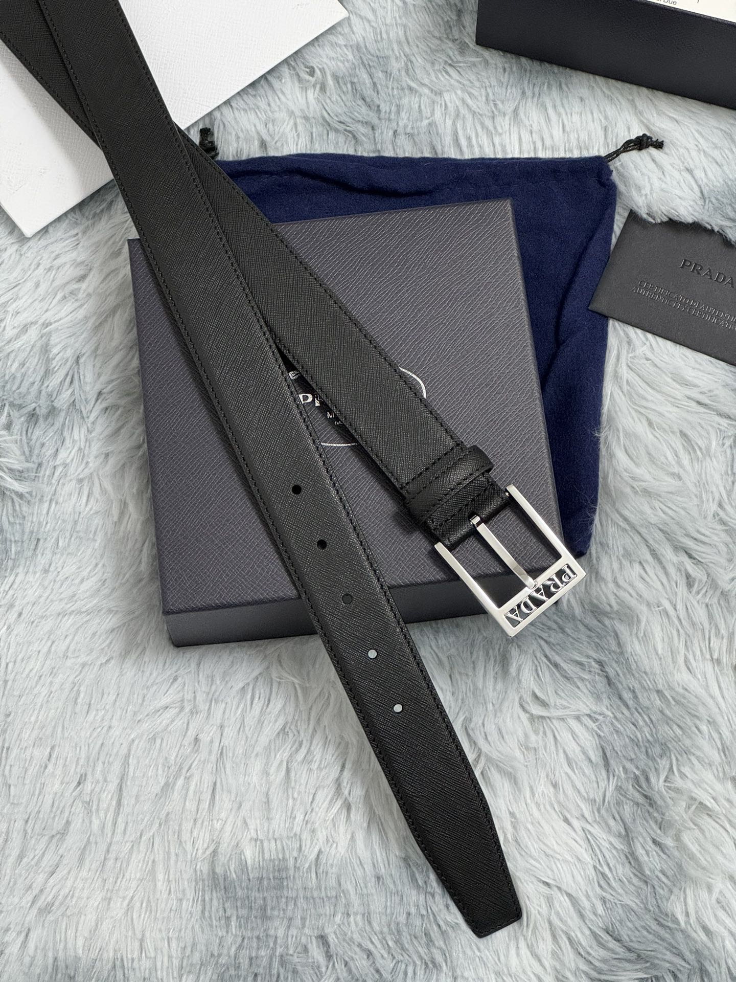 PRADA 3.5cm 十字纹牛皮纹理品质整体造型增添优雅韵味 低调奢华的典范