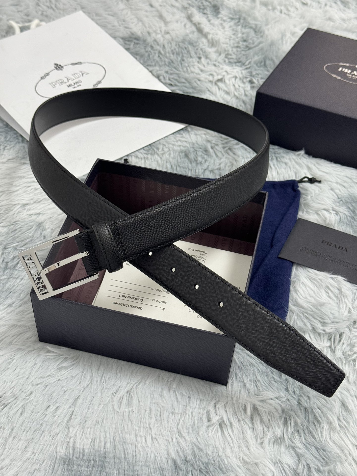 PRADA 3.5cm 十字纹牛皮纹理品质整体造型增添优雅韵味 低调奢华的典范