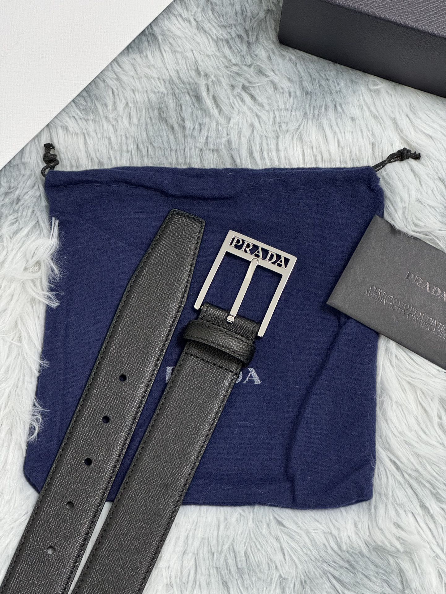 PRADA 3.5cm 十字纹牛皮纹理品质整体造型增添优雅韵味 低调奢华的典范