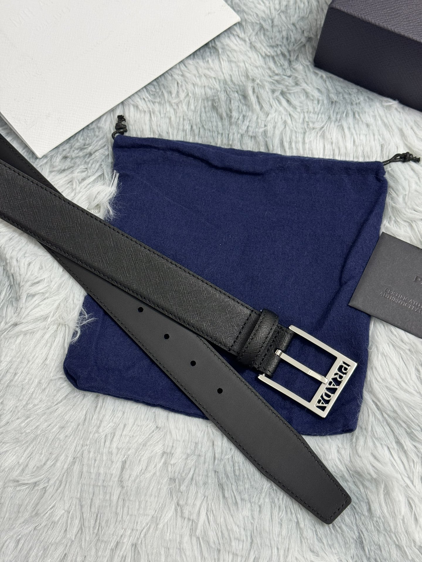 PRADA 3.5cm 十字纹牛皮纹理品质整体造型增添优雅韵味 低调奢华的典范