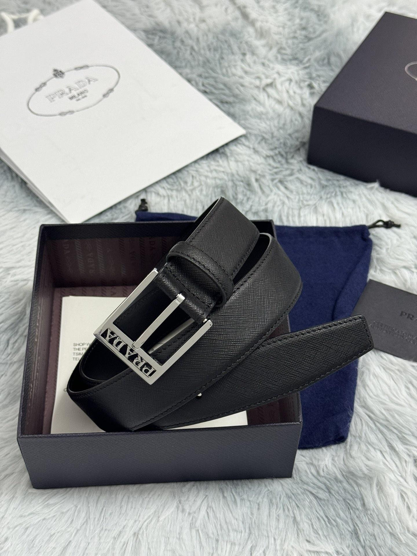 PRADA 3.5cm 十字纹牛皮纹理品质整体造型增添优雅韵味 低调奢华的典范