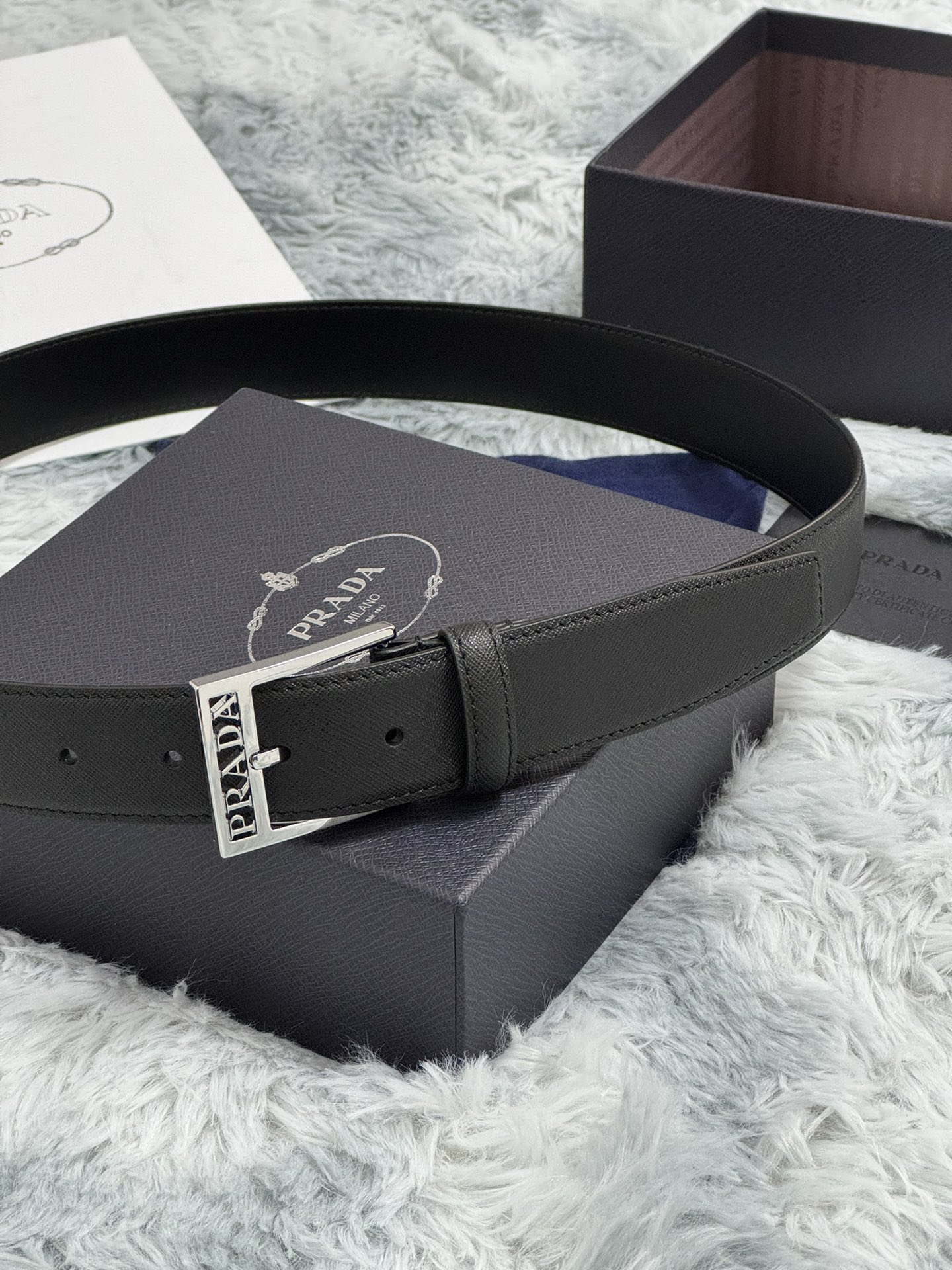 PRADA 3.5cm 十字纹牛皮纹理品质整体造型增添优雅韵味 低调奢华的典范