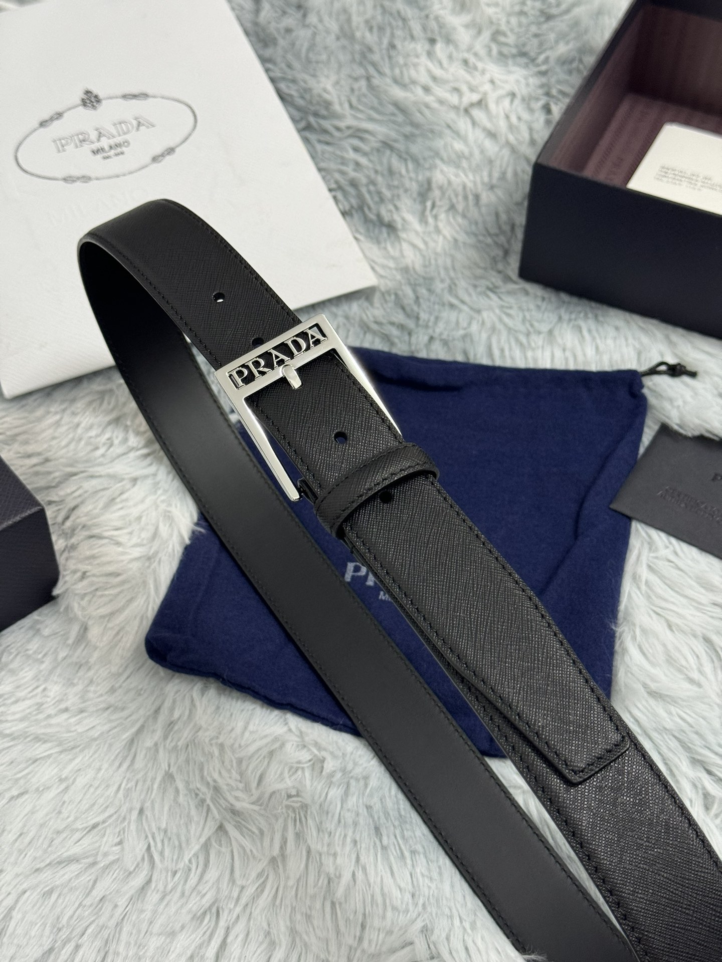 PRADA 3.5cm 十字纹牛皮纹理品质整体造型增添优雅韵味 低调奢华的典范