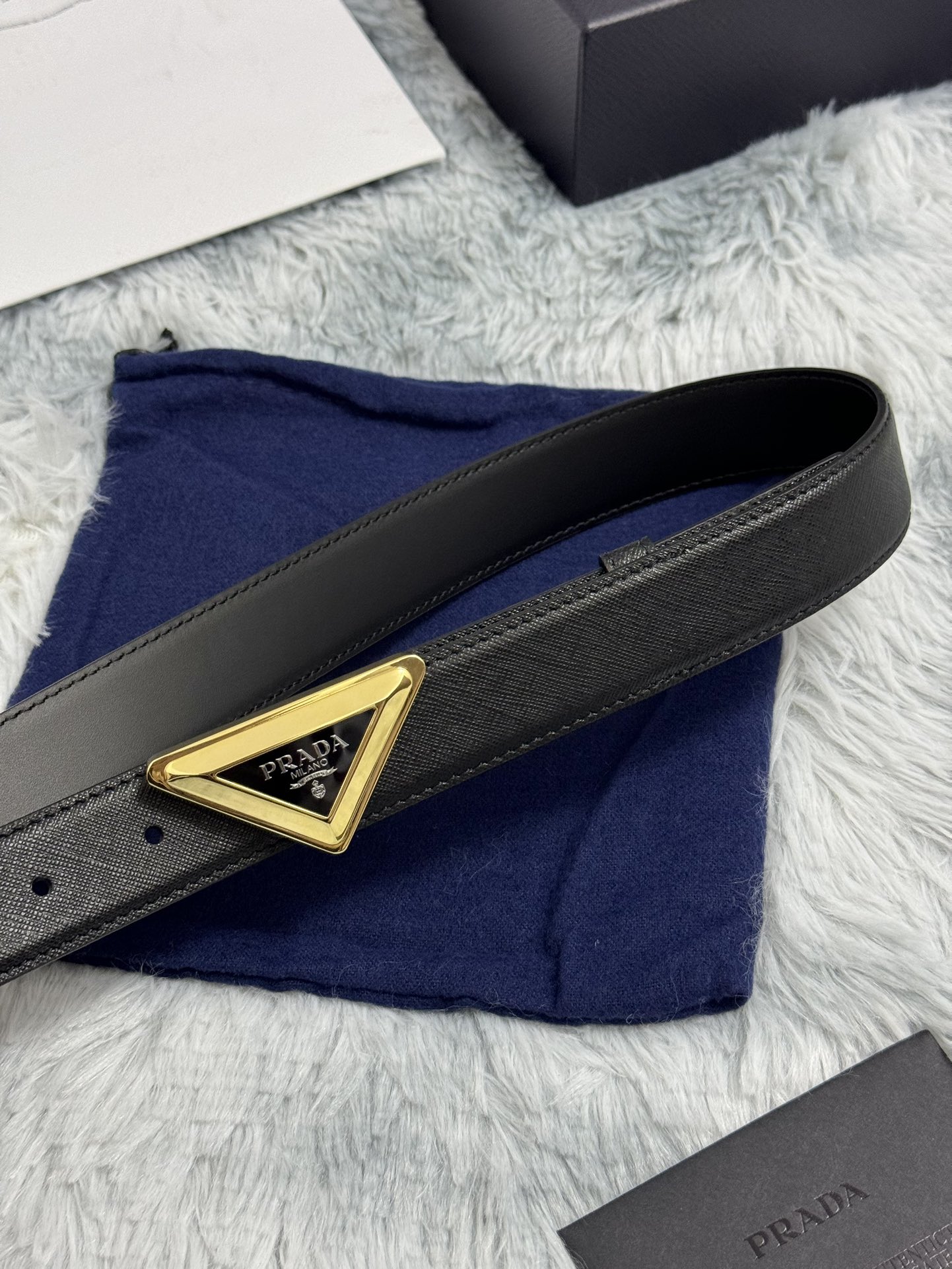 PRADA 3.0cm 十字纹牛皮纹理品质