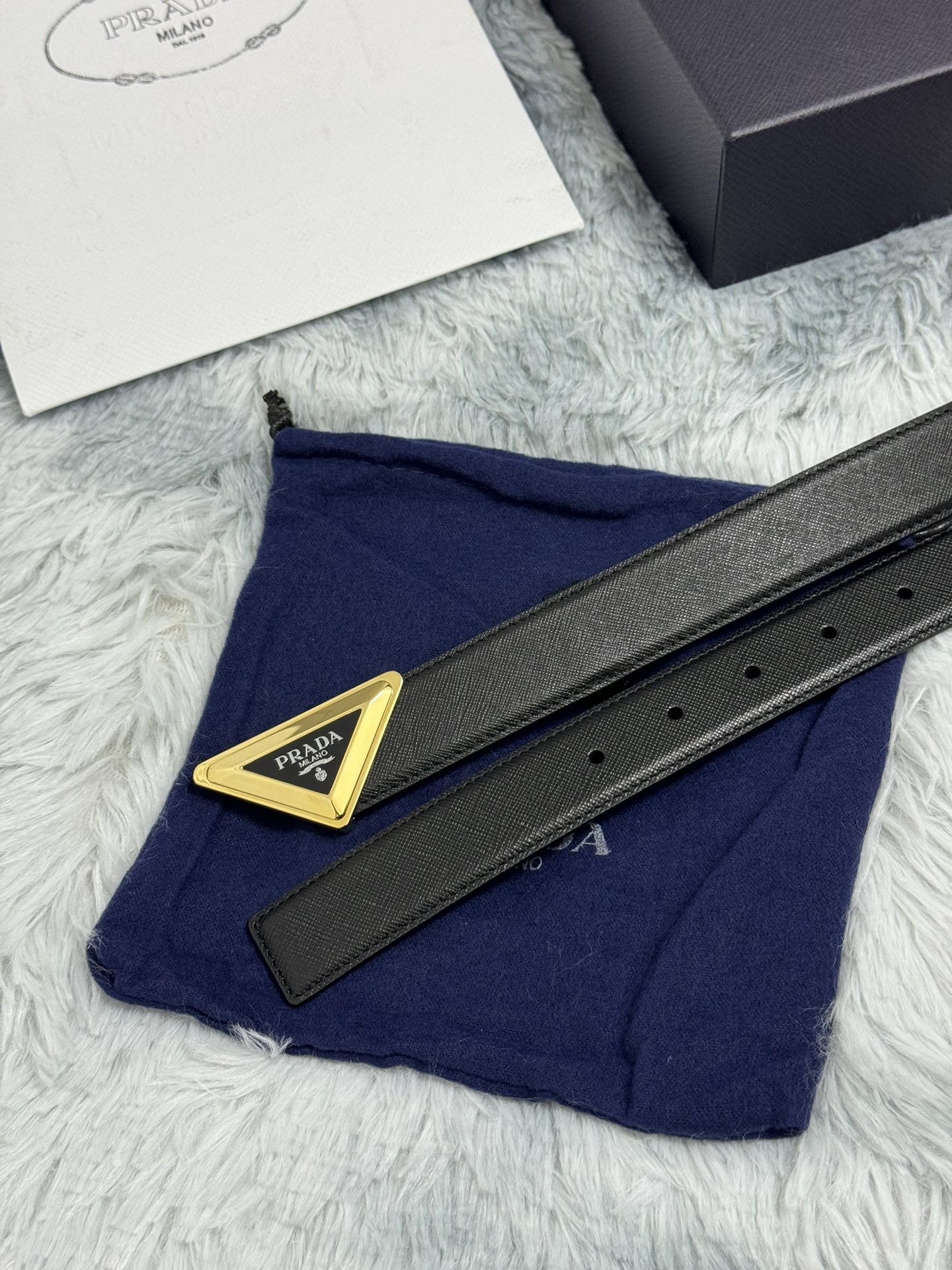 PRADA 3.0cm 十字纹牛皮纹理品质