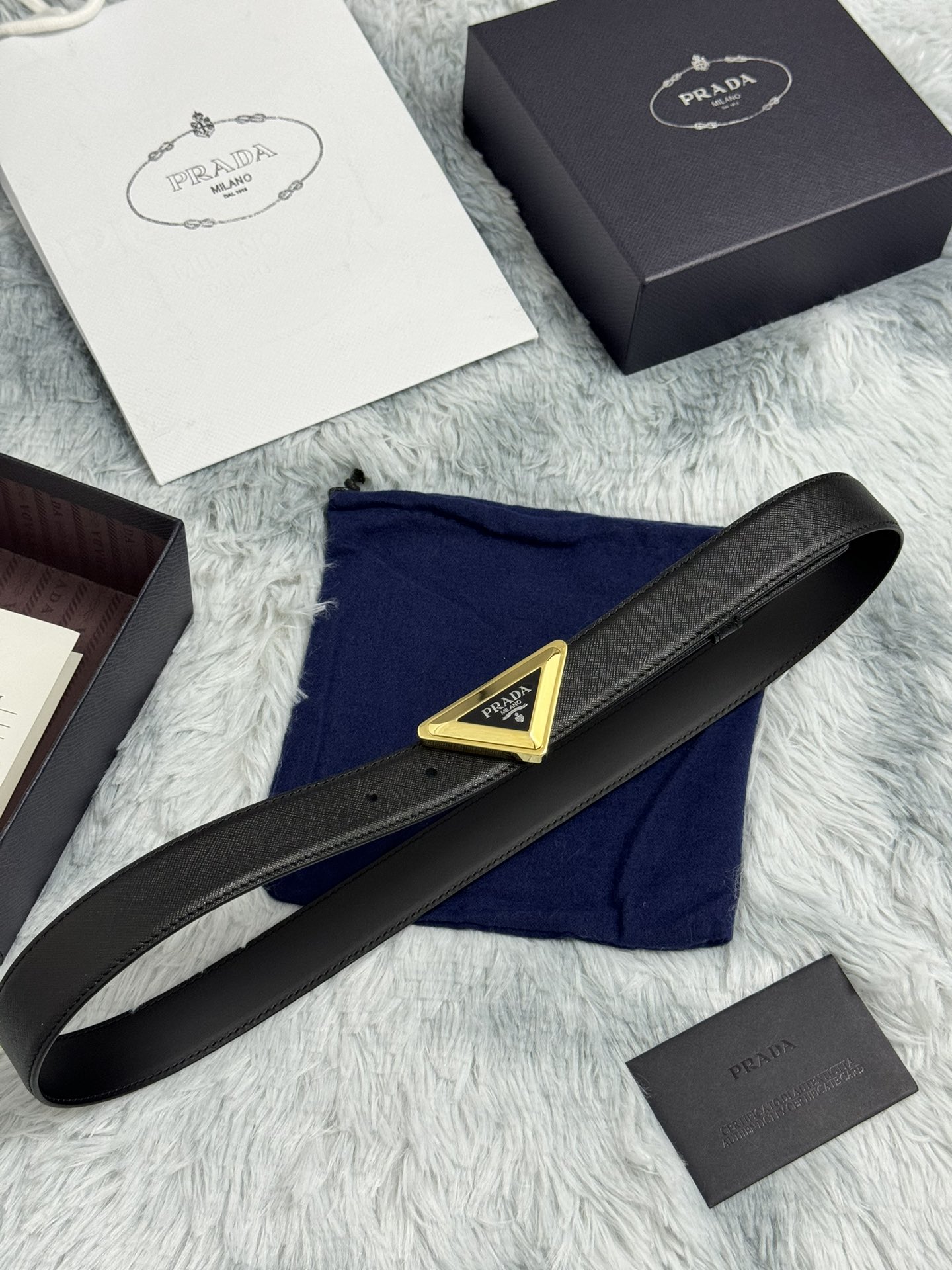 PRADA 3.0cm 十字纹牛皮纹理品质