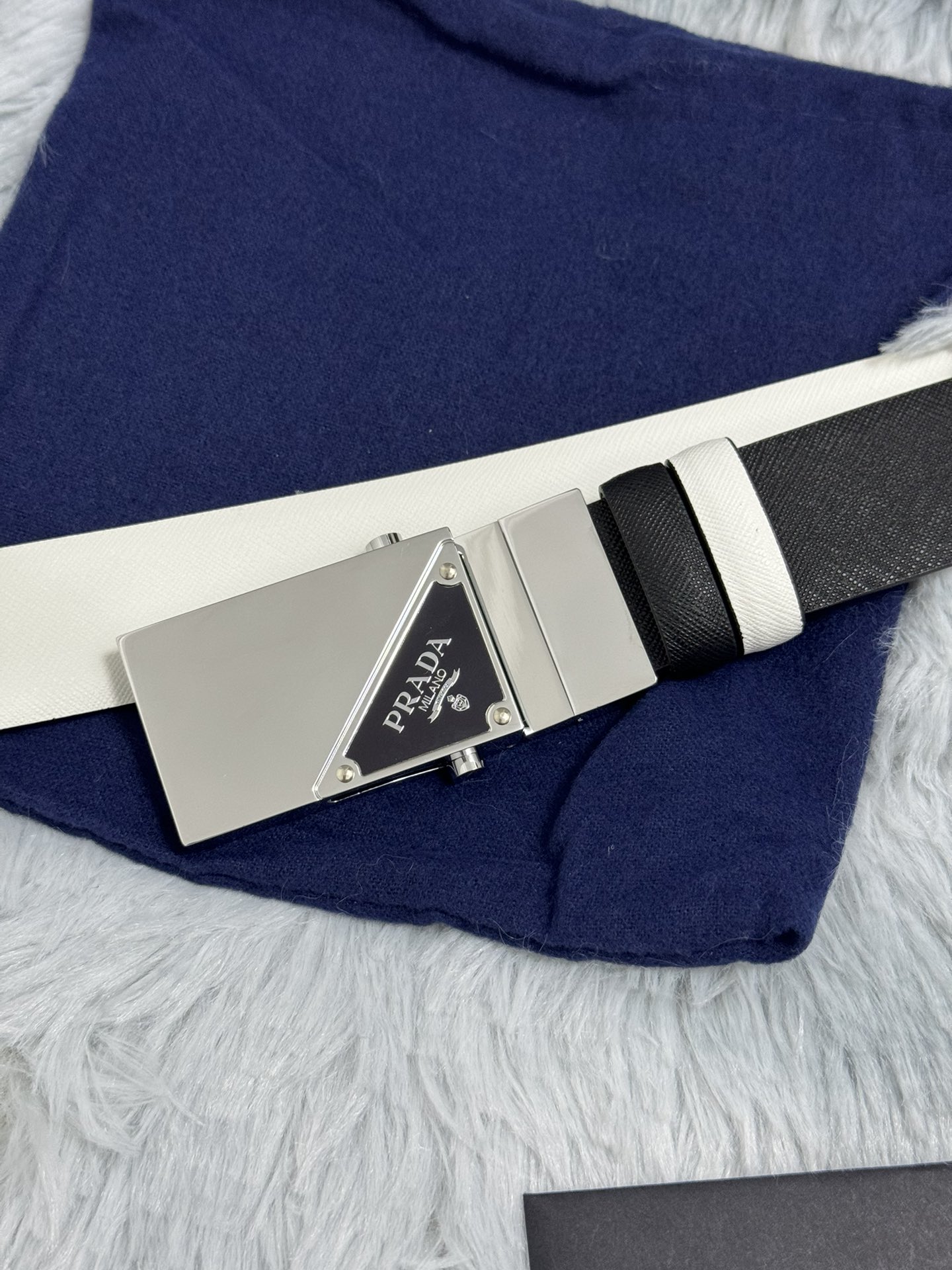 “PRADA Protégé Plada: Exquisite Low-Key Luxury in 3.5 cm Cattle Skin Quality” - 图片 5