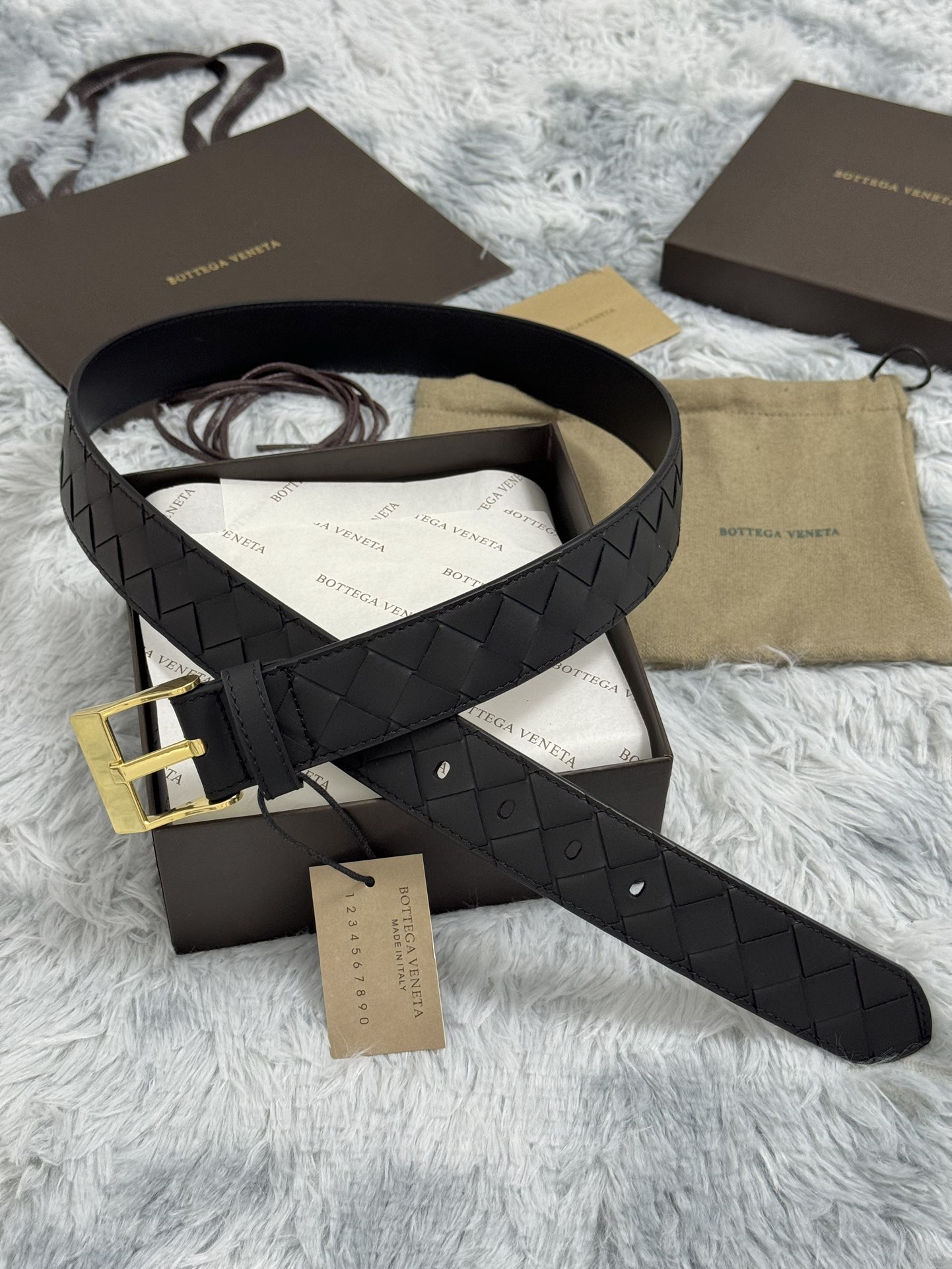  BOTTEGA VENETA   3.5cm   
手工编织牛皮经典之作
每个细节都体现出至高的品味和