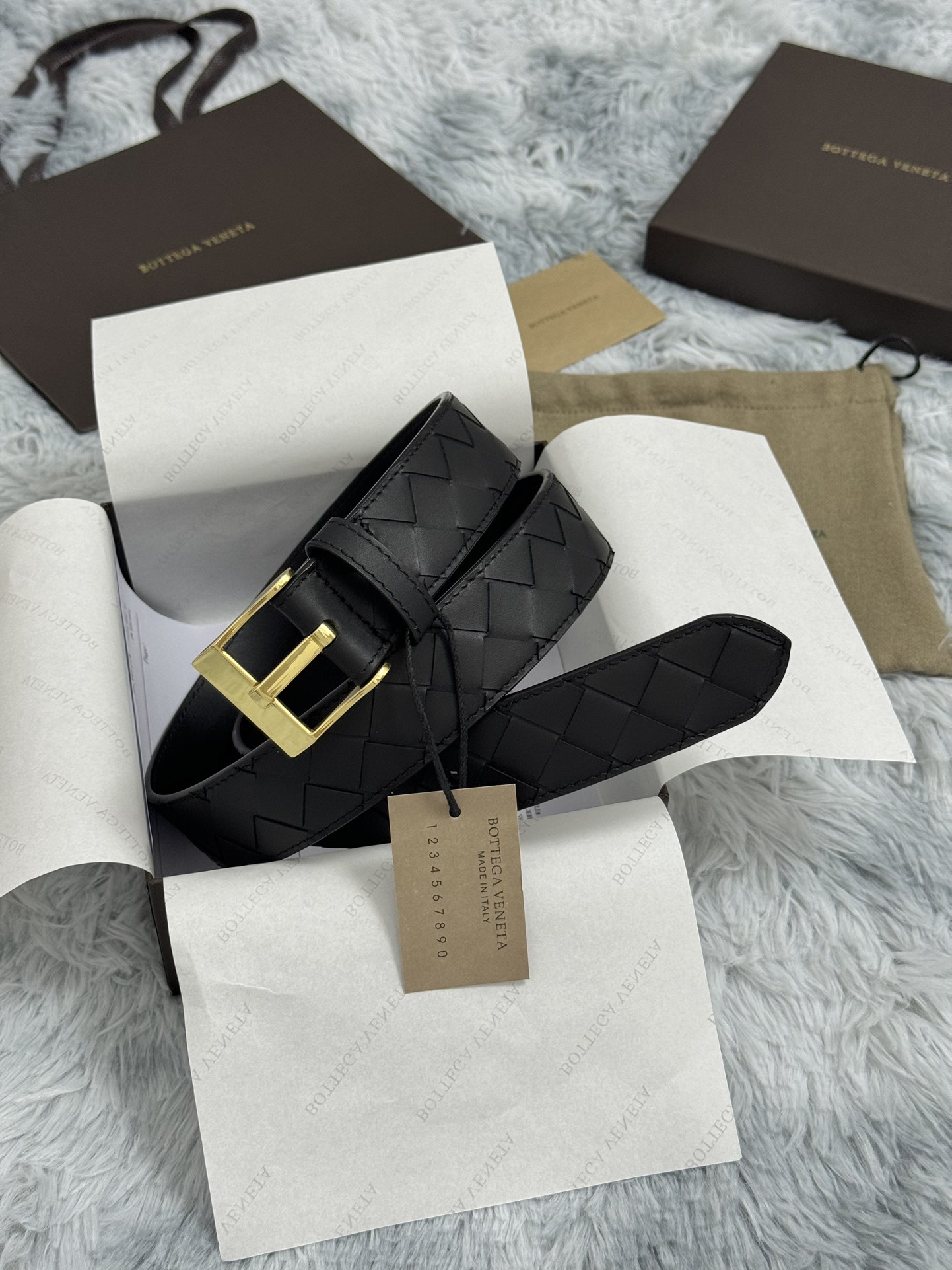  BOTTEGA VENETA   3.5cm   
手工编织牛皮经典之作
每个细节都体现出至高的品味和