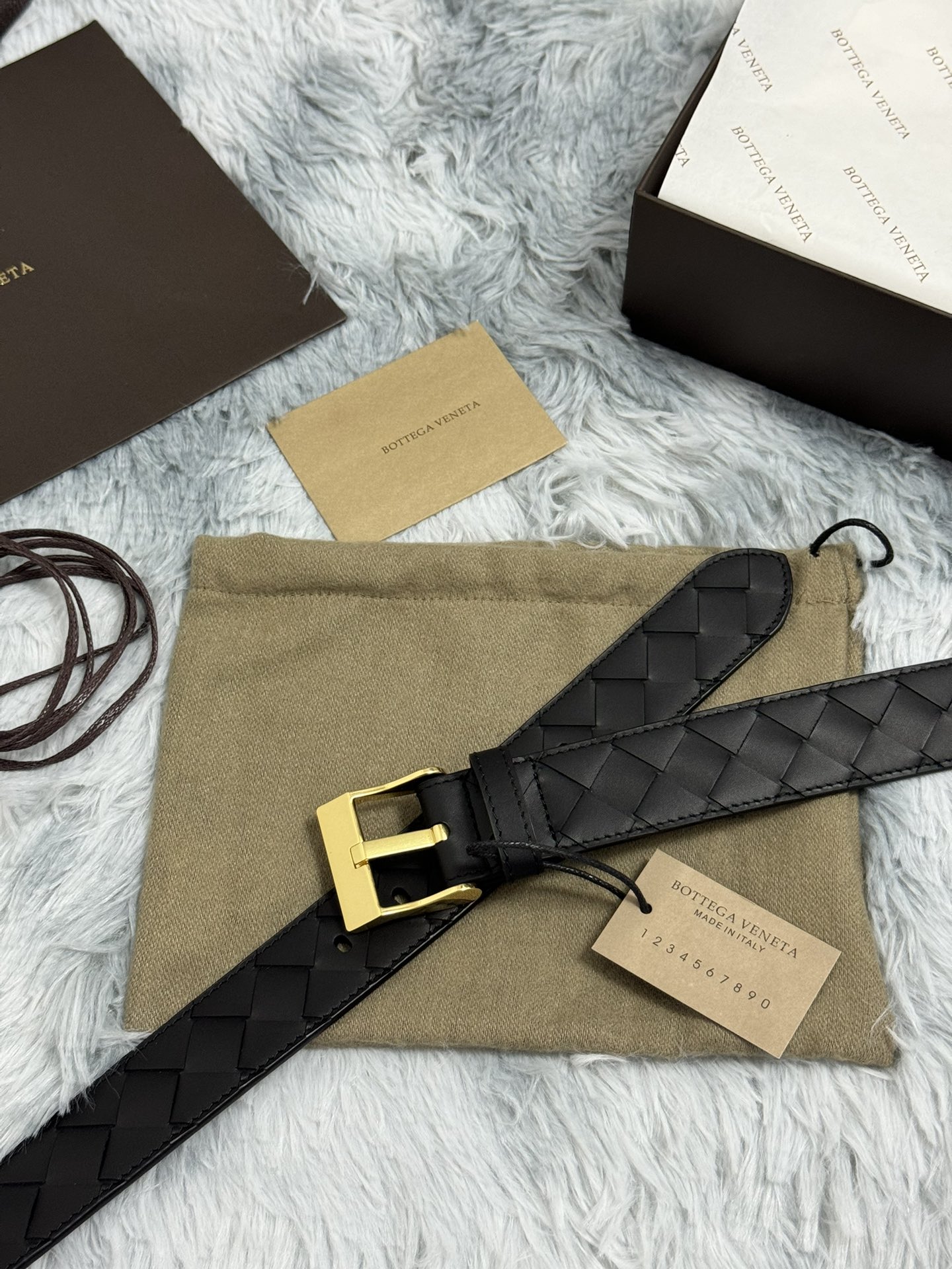  BOTTEGA VENETA   3.5cm   
手工编织牛皮经典之作
每个细节都体现出至高的品味和