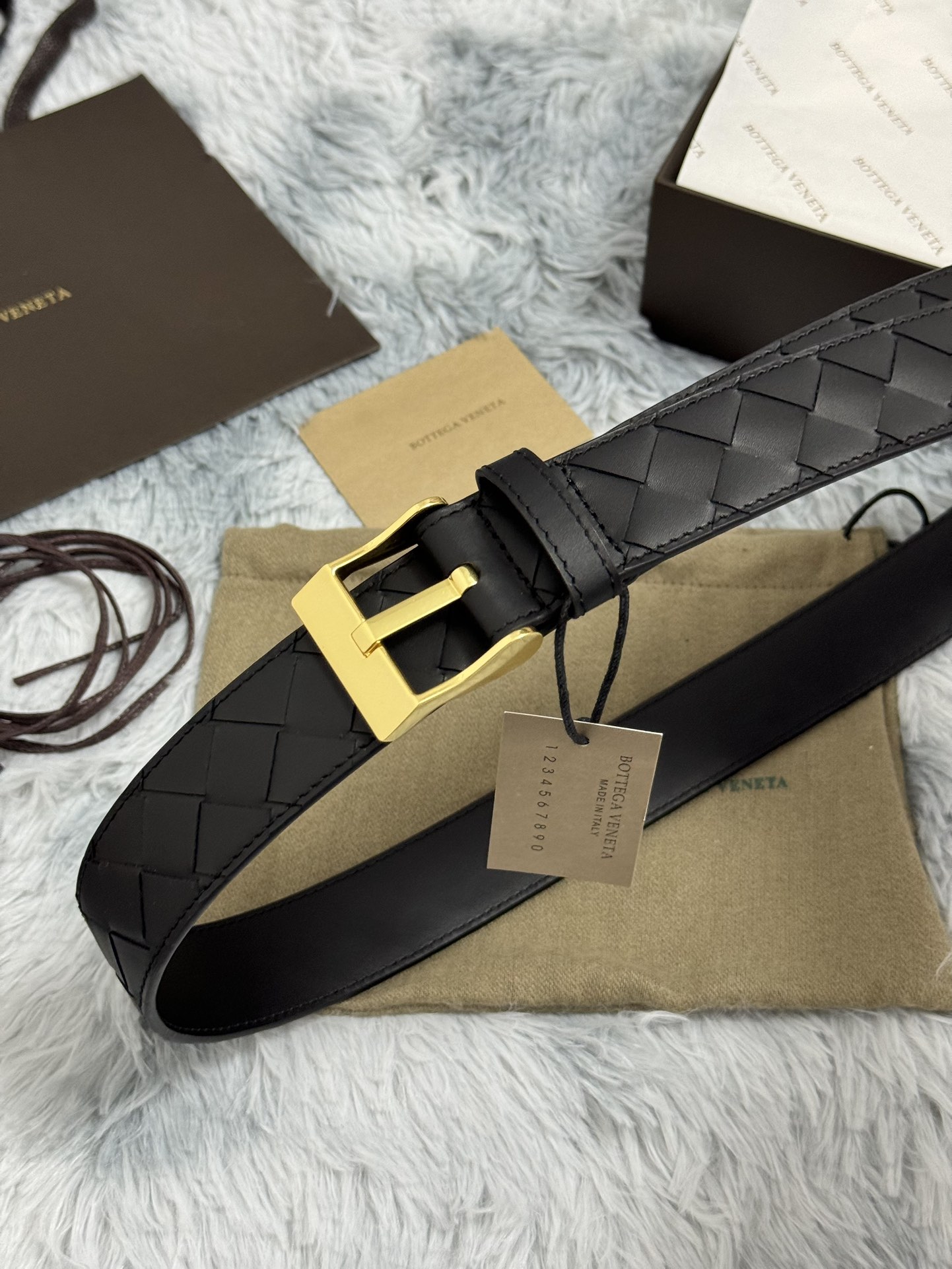  BOTTEGA VENETA   3.5cm   
手工编织牛皮经典之作
每个细节都体现出至高的品味和