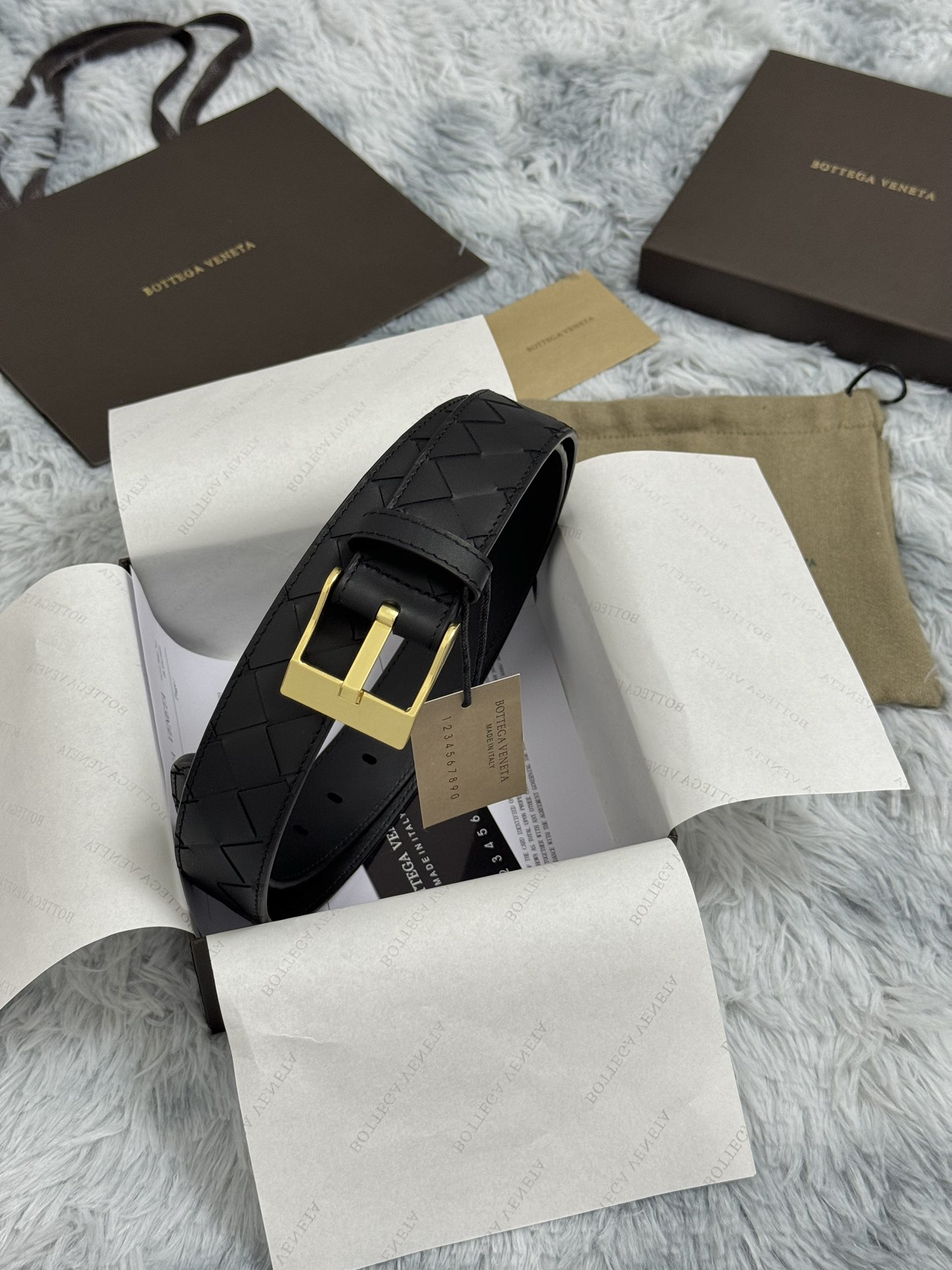  BOTTEGA VENETA   3.5cm   
手工编织牛皮经典之作
每个细节都体现出至高的品味和