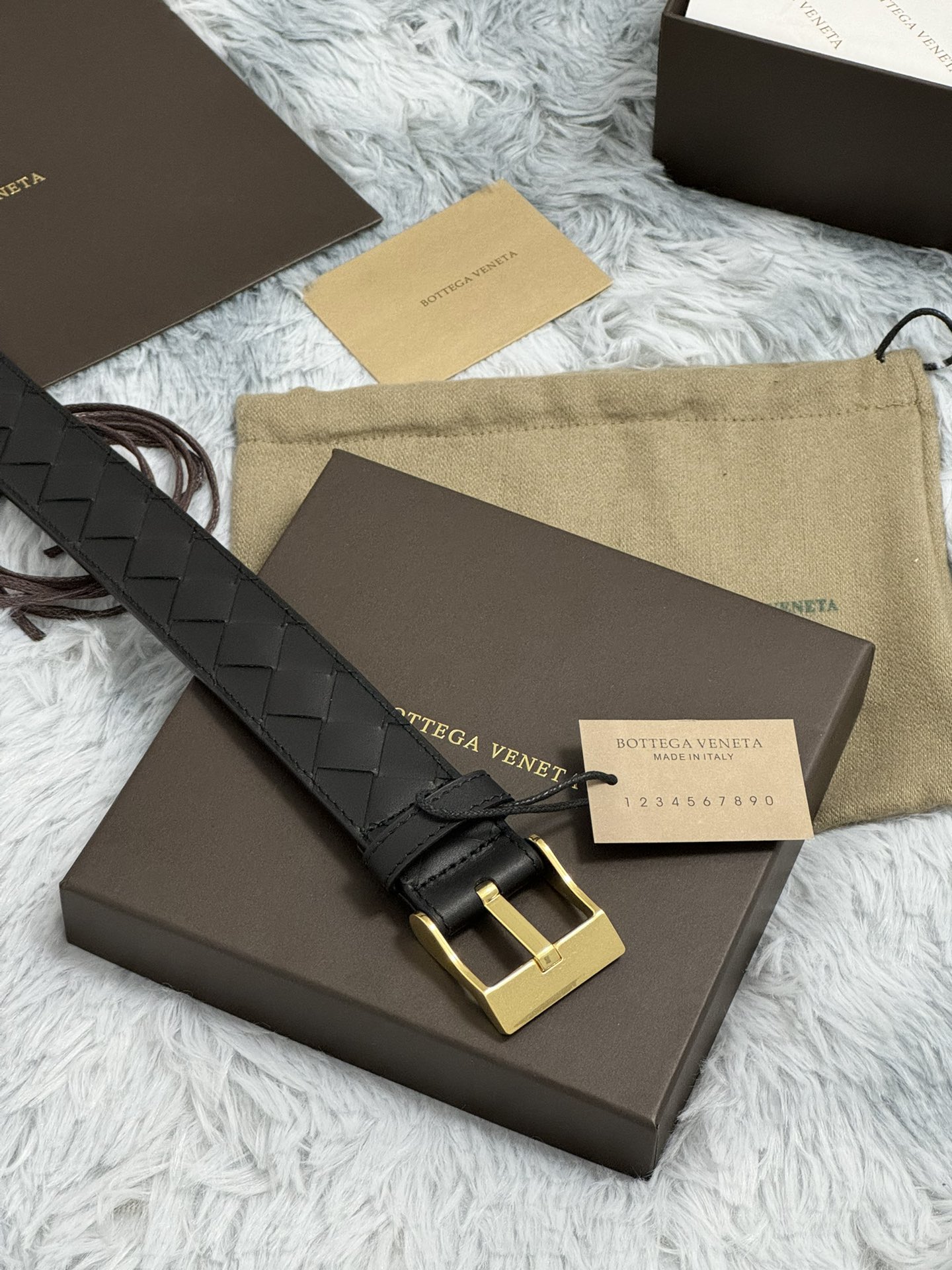  BOTTEGA VENETA   3.5cm   
手工编织牛皮经典之作
每个细节都体现出至高的品味和