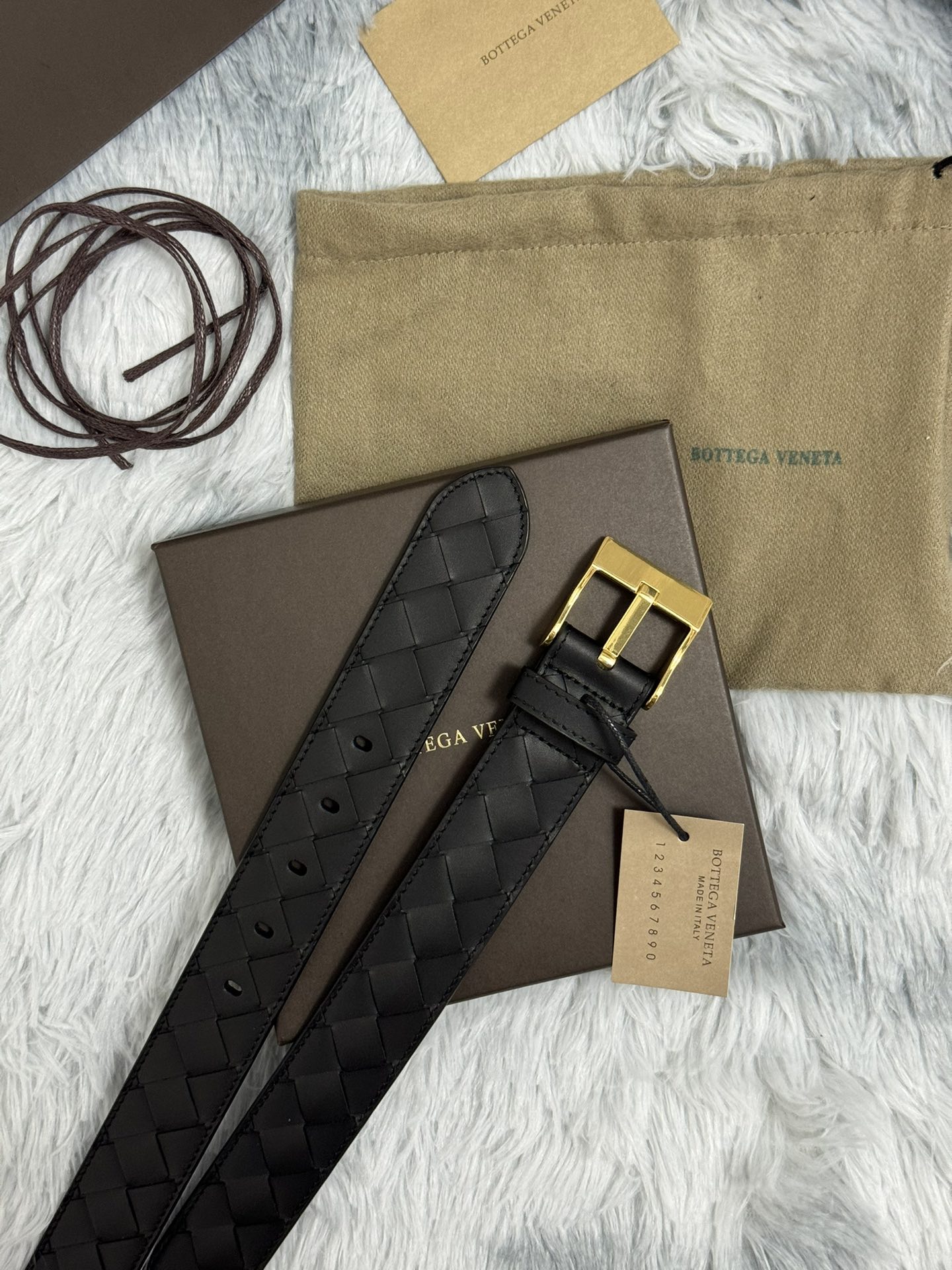  BOTTEGA VENETA   3.5cm   
手工编织牛皮经典之作
每个细节都体现出至高的品味和