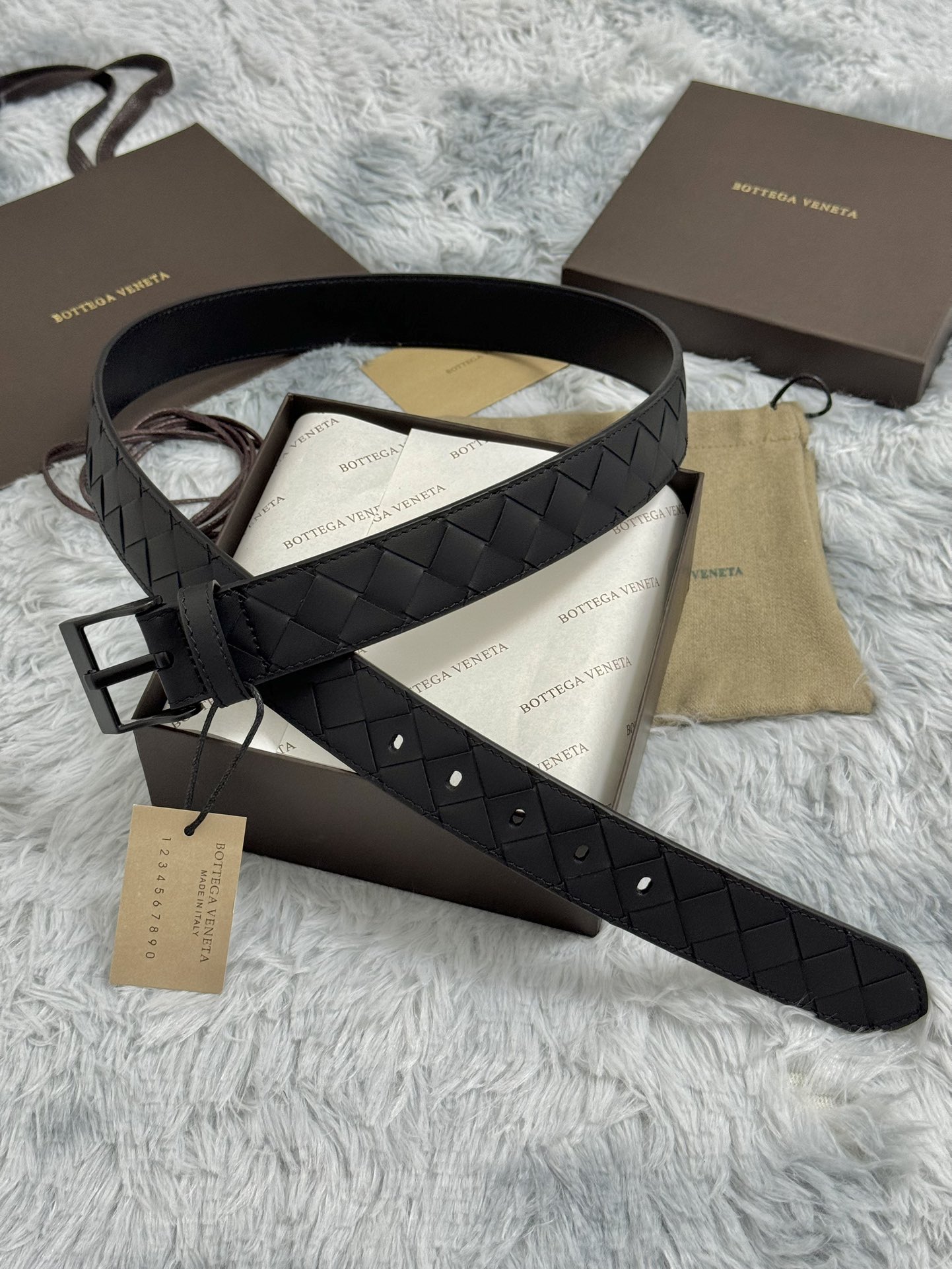  BOTTEGA VENETA   3.5cm   
手工编织牛皮经典之作
每个细节都体现出至高的品味和