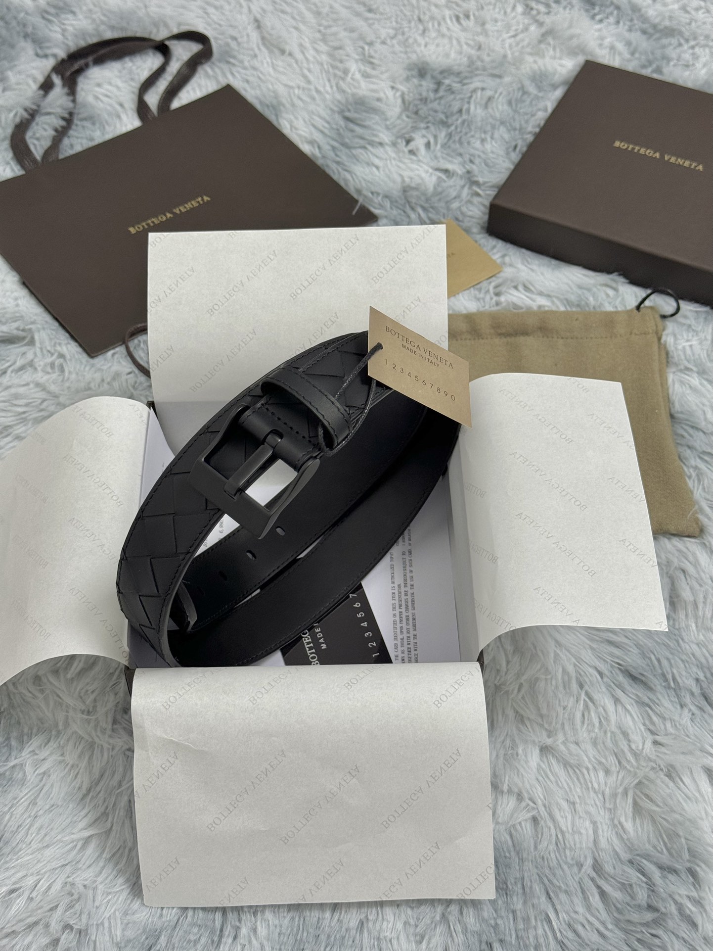  BOTTEGA VENETA   3.5cm   
手工编织牛皮经典之作
每个细节都体现出至高的品味和
