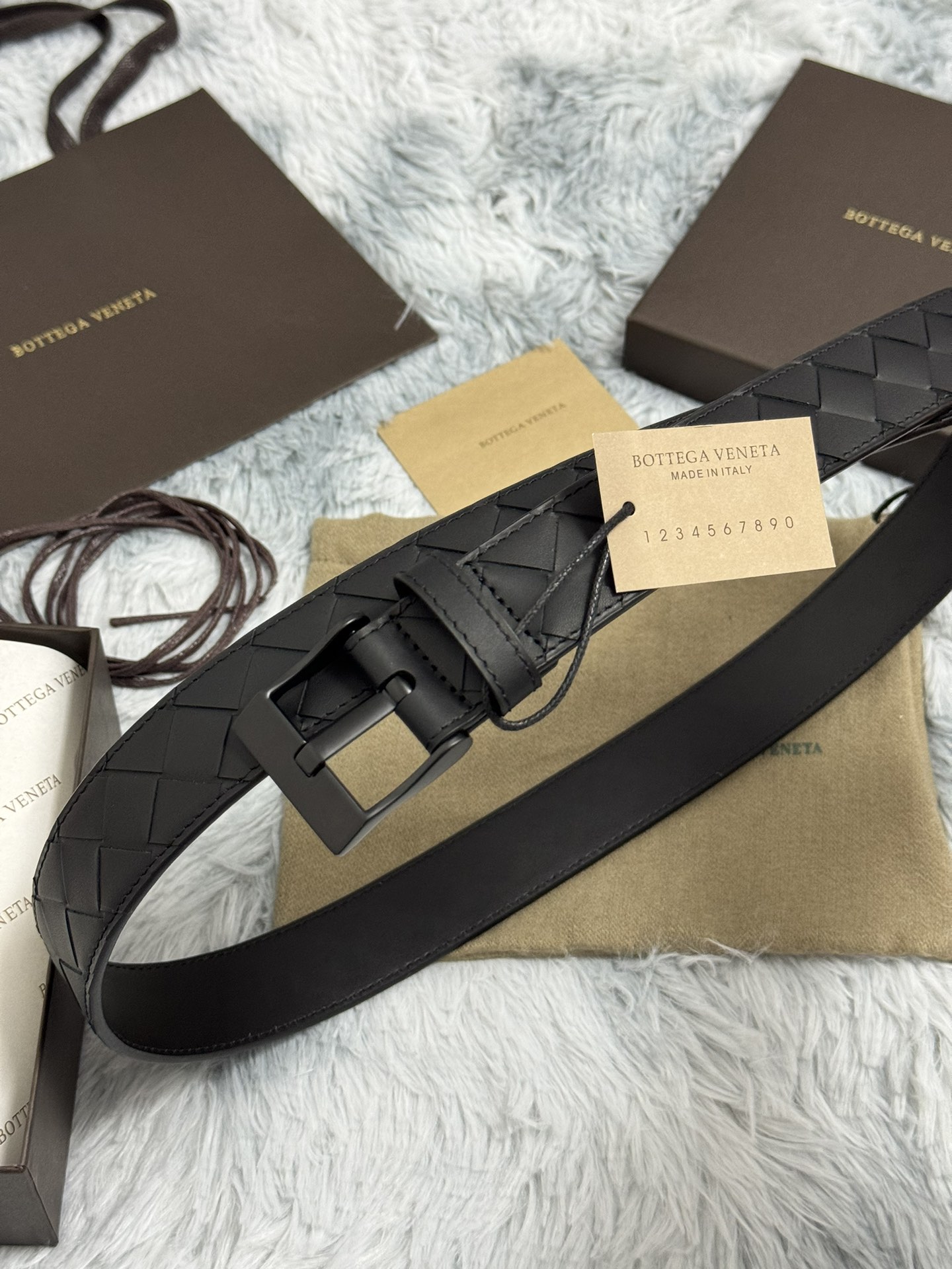  BOTTEGA VENETA   3.5cm   
手工编织牛皮经典之作
每个细节都体现出至高的品味和