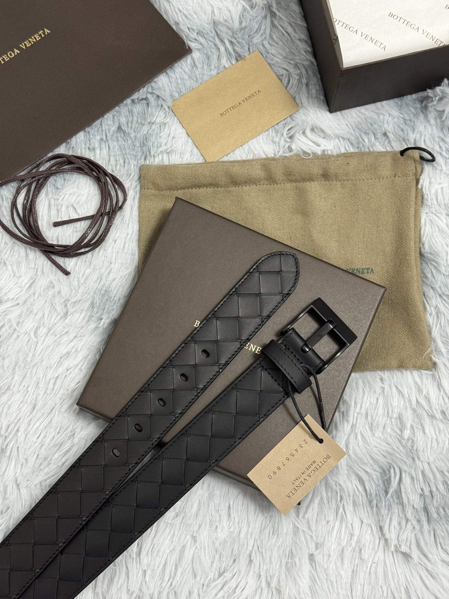  BOTTEGA VENETA   3.5cm   
手工编织牛皮经典之作
每个细节都体现出至高的品味和