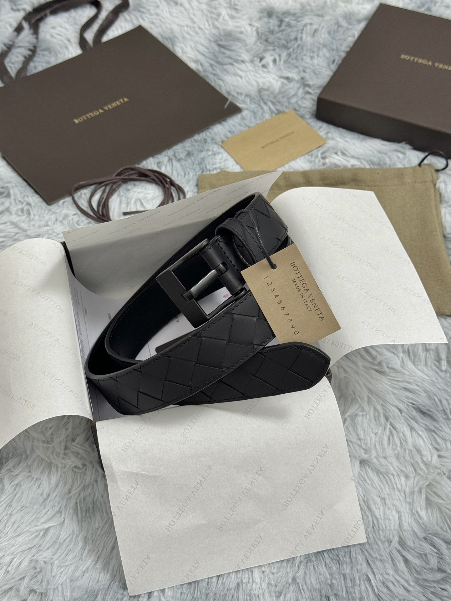  BOTTEGA VENETA   3.5cm   
手工编织牛皮经典之作
每个细节都体现出至高的品味和
