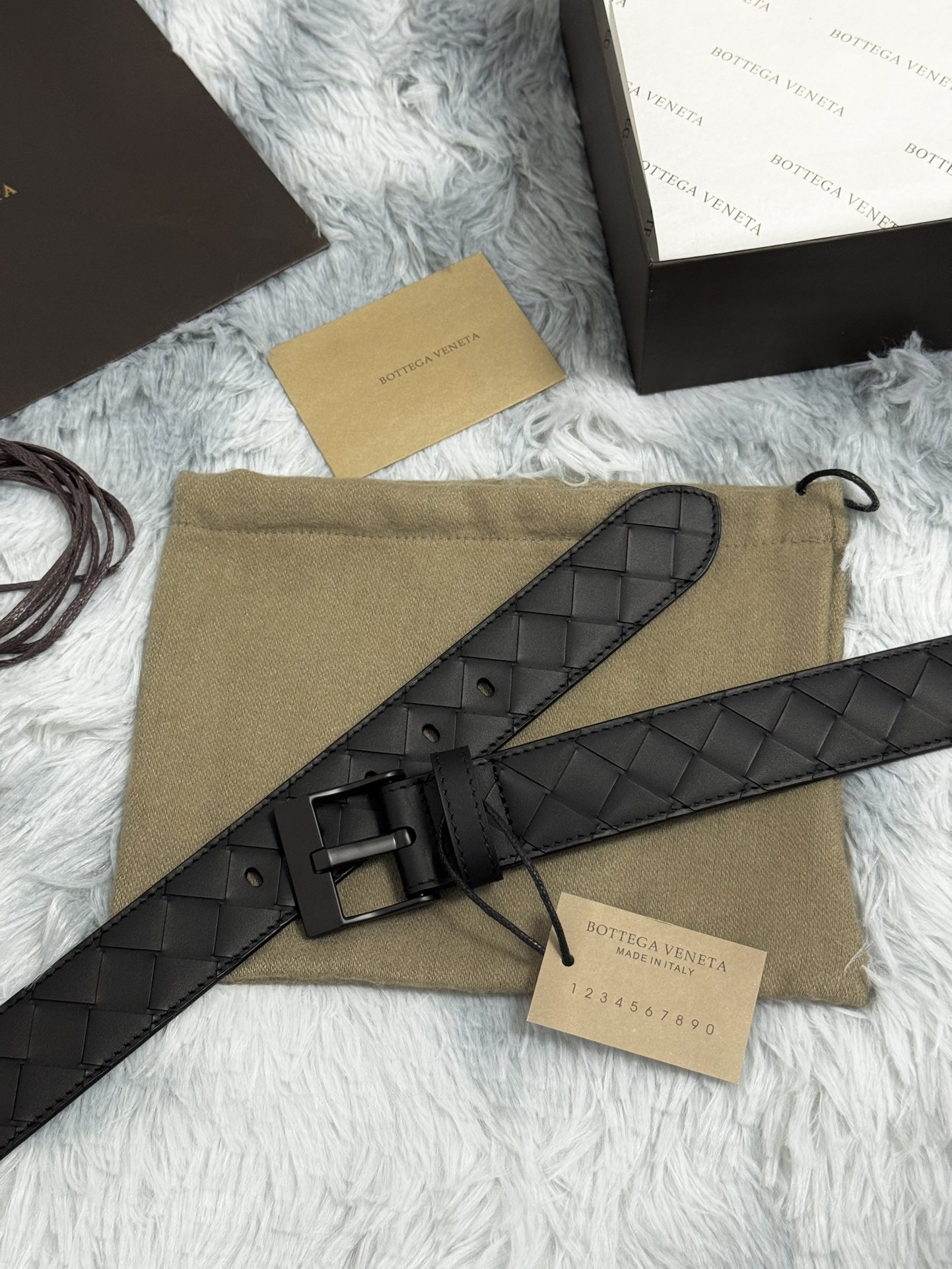  BOTTEGA VENETA   3.5cm   
手工编织牛皮经典之作
每个细节都体现出至高的品味和
