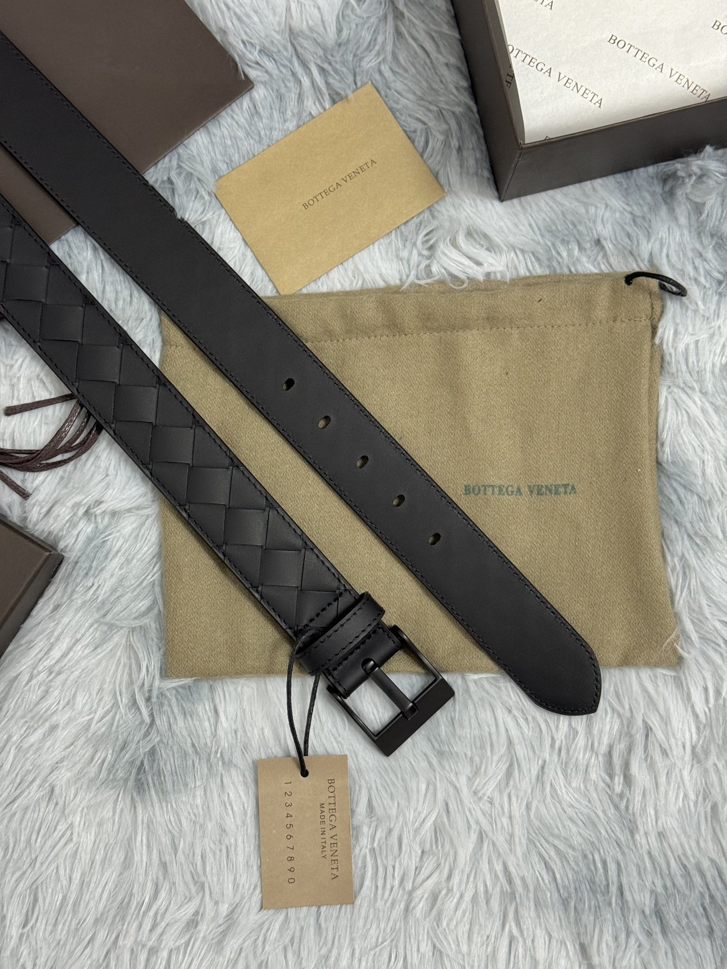  BOTTEGA VENETA   3.5cm   
手工编织牛皮经典之作
每个细节都体现出至高的品味和