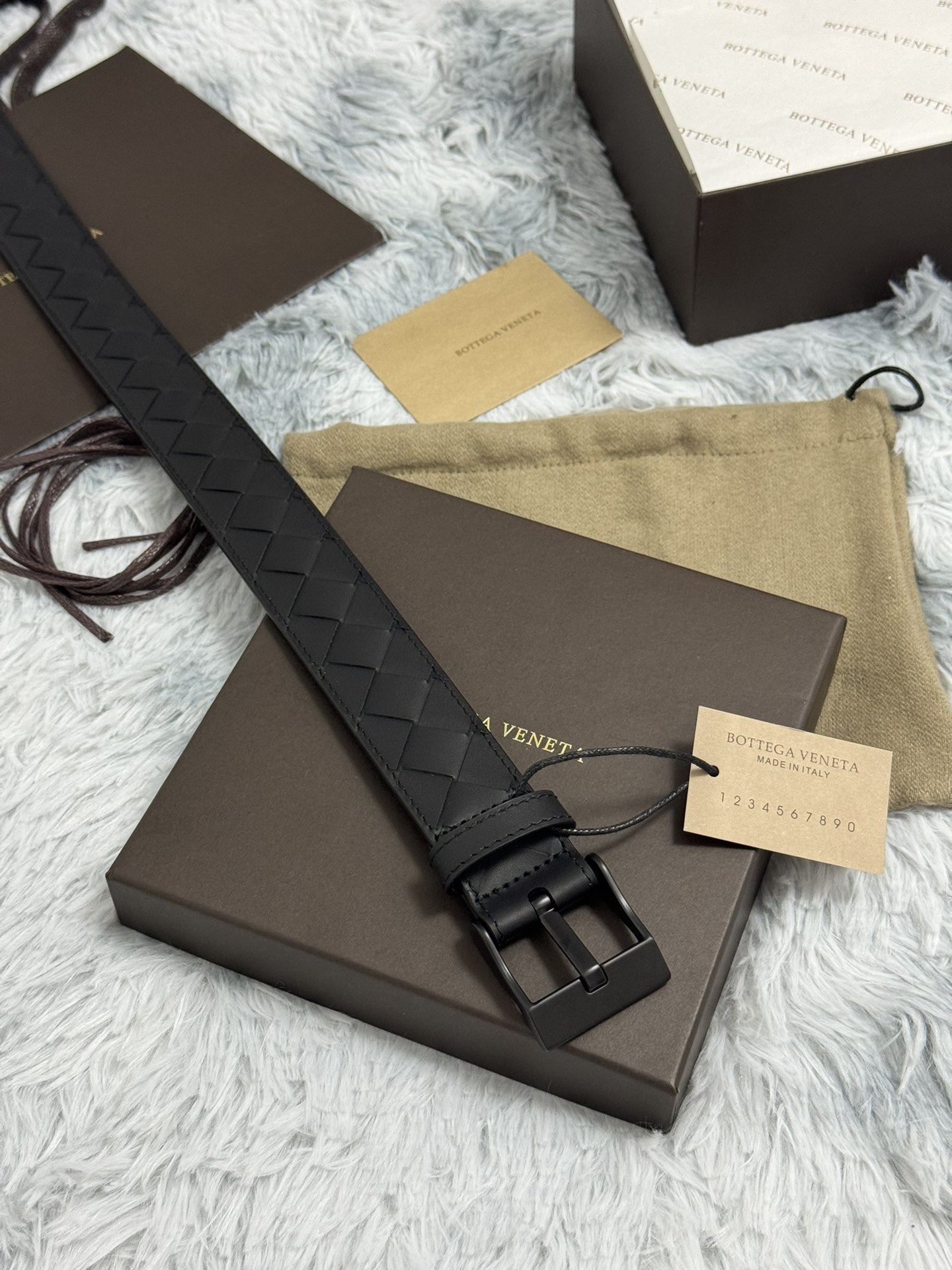  BOTTEGA VENETA   3.5cm   
手工编织牛皮经典之作
每个细节都体现出至高的品味和