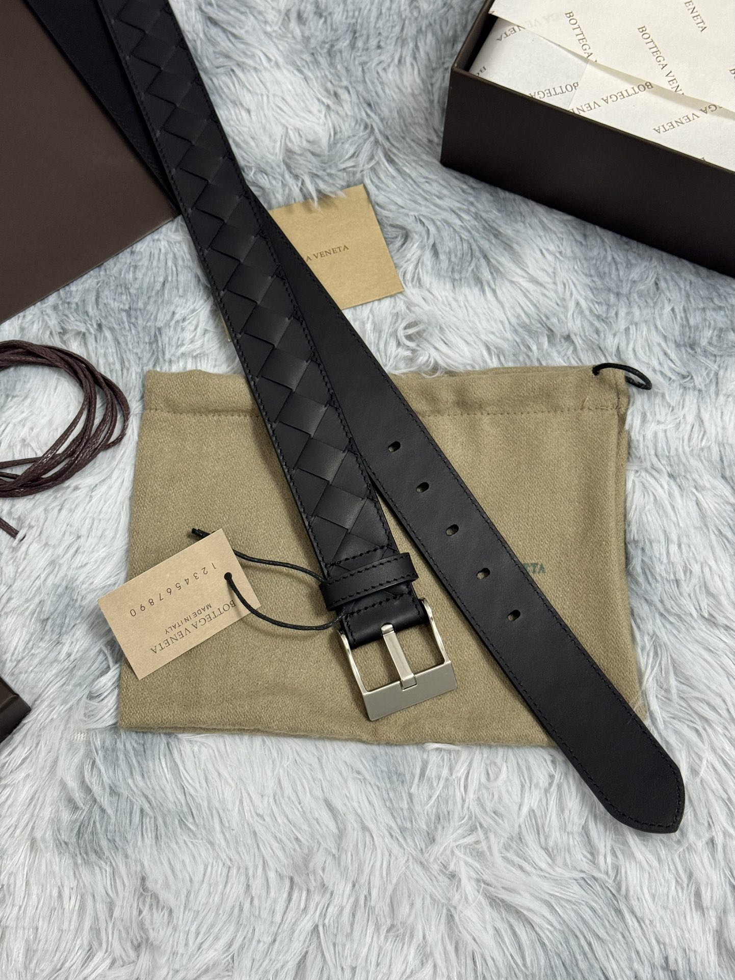  BOTTEGA VENETA   3.5cm   
手工编织牛皮经典之作
每个细节都体现出至高的品味和