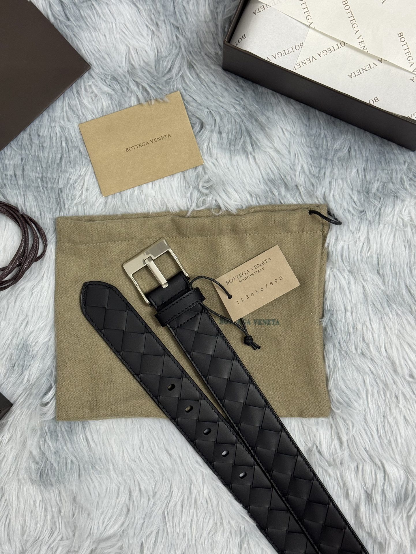  BOTTEGA VENETA   3.5cm   
手工编织牛皮经典之作
每个细节都体现出至高的品味和