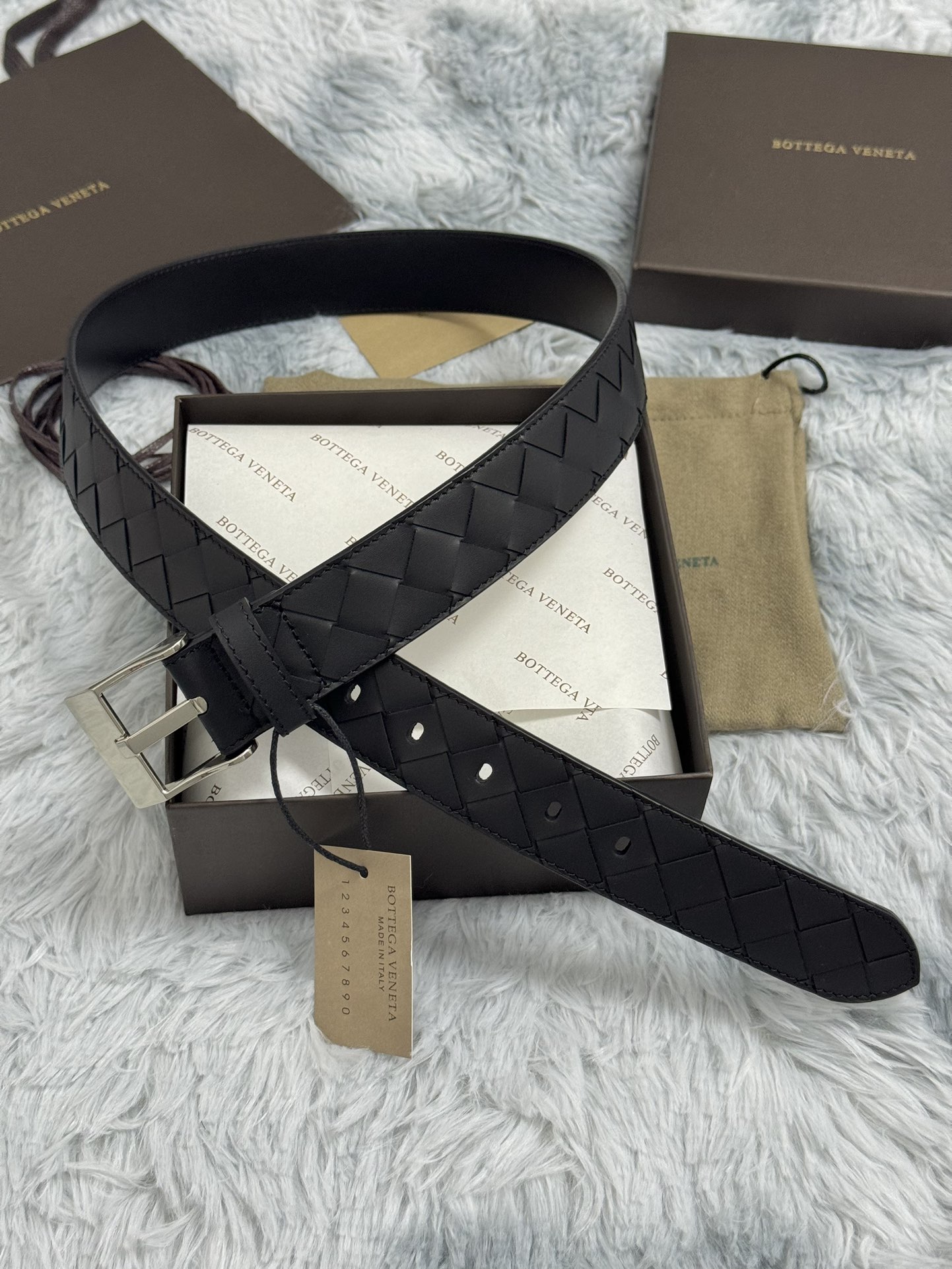  BOTTEGA VENETA   3.5cm   
手工编织牛皮经典之作
每个细节都体现出至高的品味和