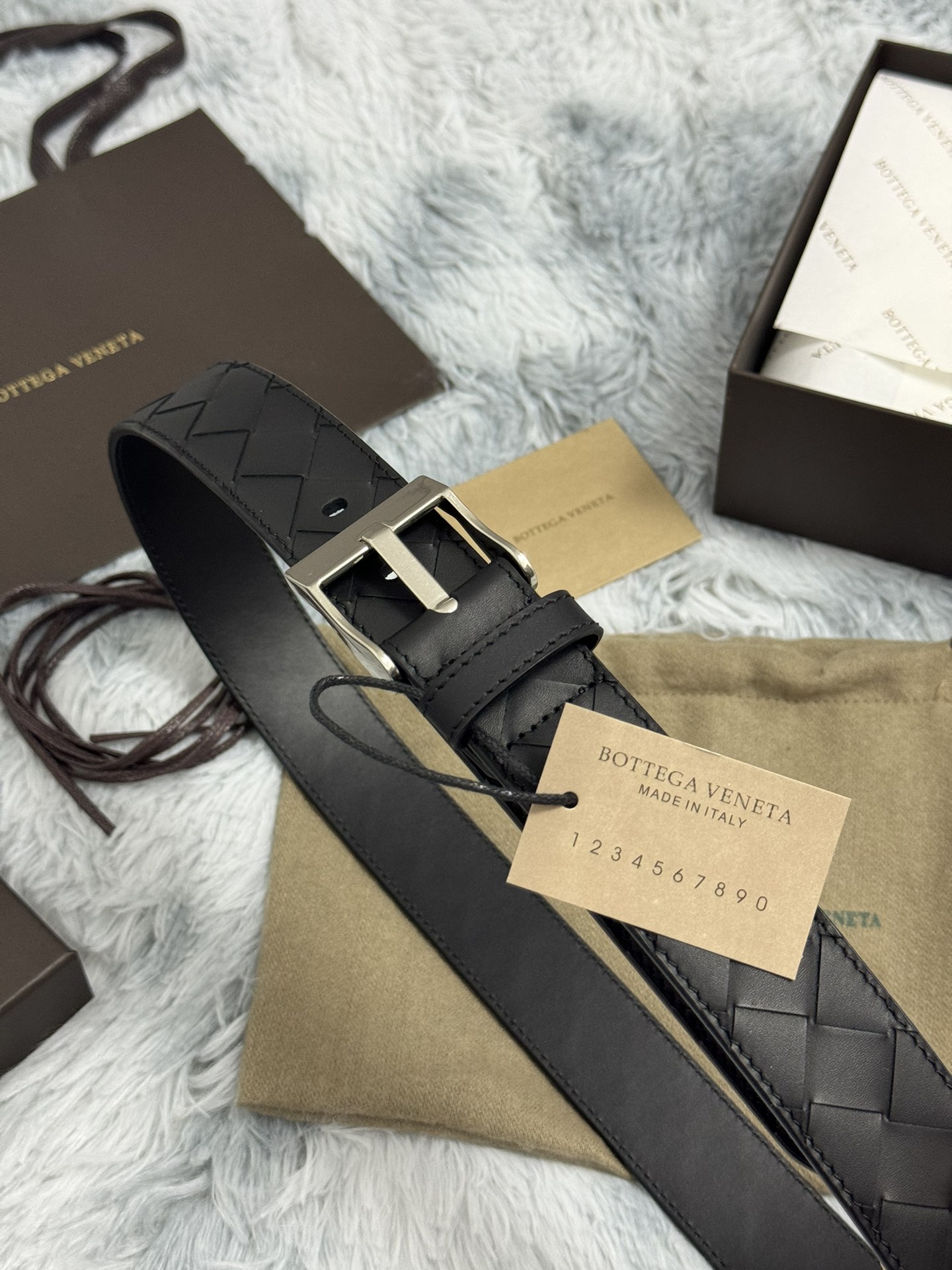  BOTTEGA VENETA   3.5cm   
手工编织牛皮经典之作
每个细节都体现出至高的品味和