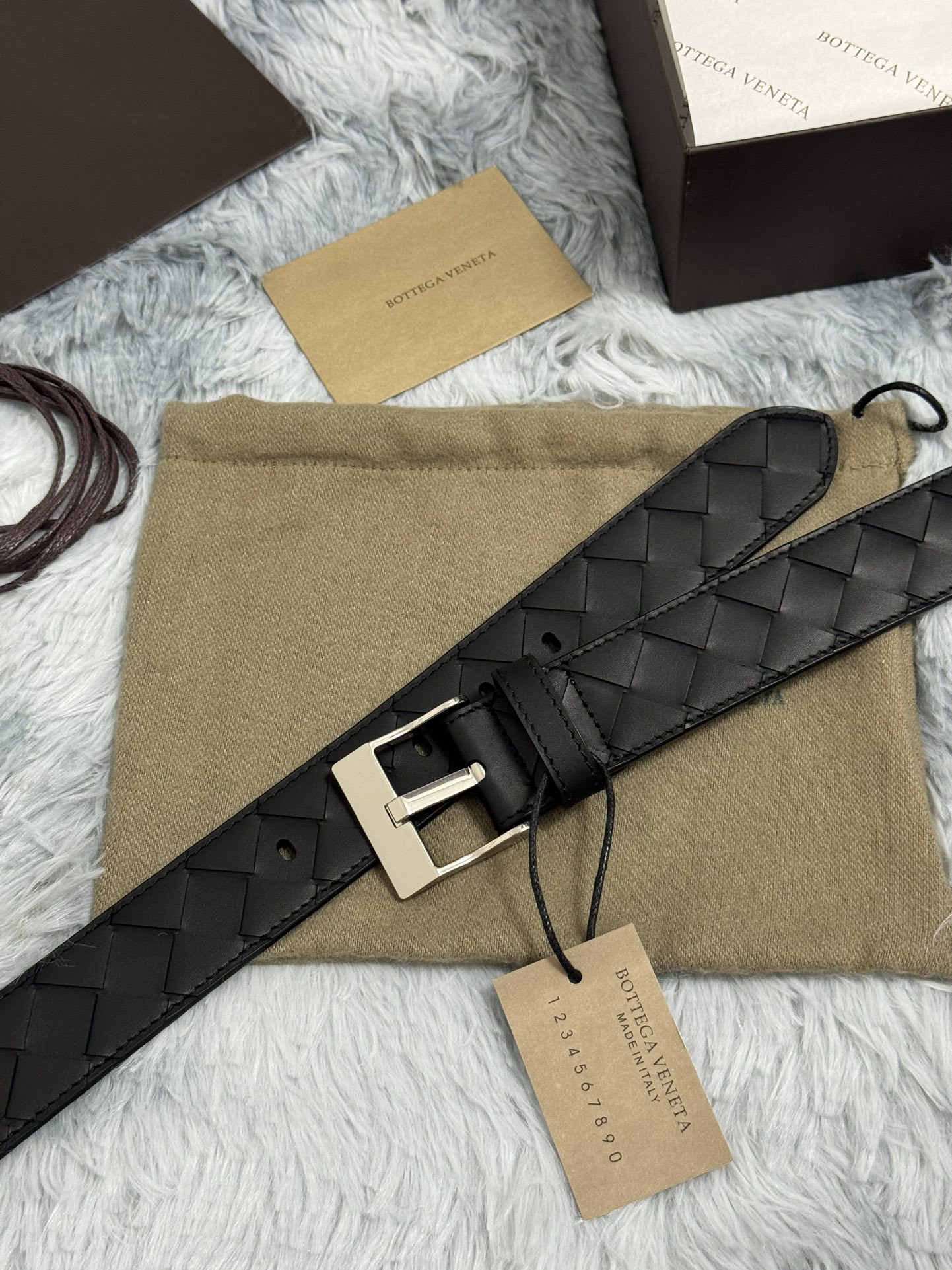  BOTTEGA VENETA   3.5cm   
手工编织牛皮经典之作
每个细节都体现出至高的品味和