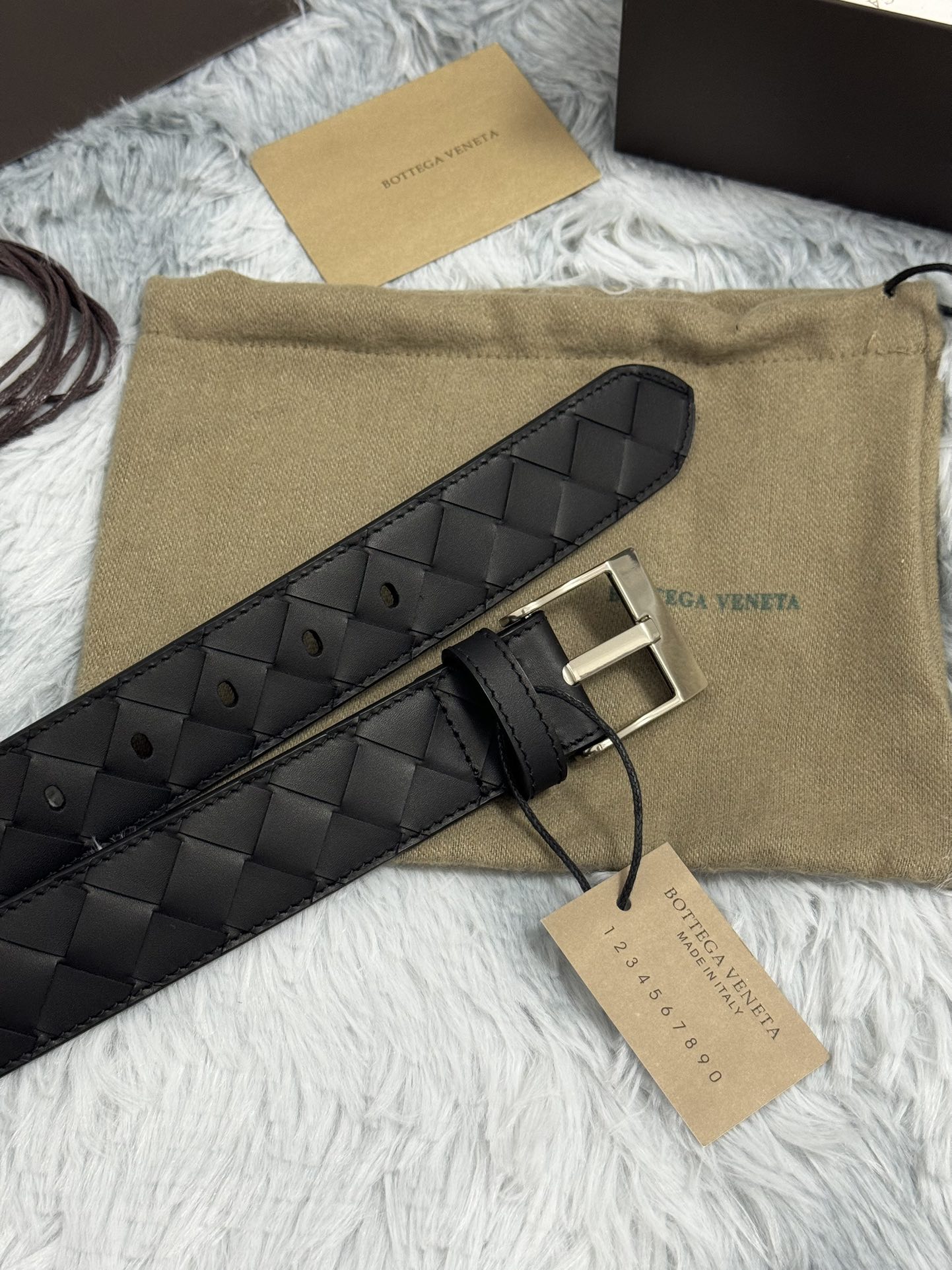  BOTTEGA VENETA   3.5cm   
手工编织牛皮经典之作
每个细节都体现出至高的品味和