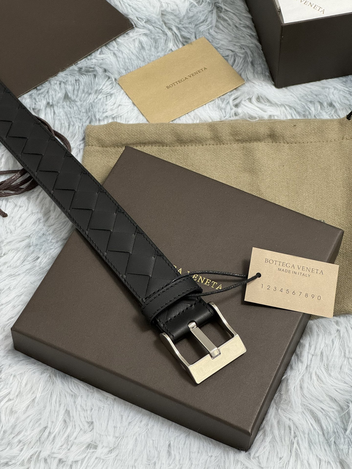  BOTTEGA VENETA   3.5cm   
手工编织牛皮经典之作
每个细节都体现出至高的品味和