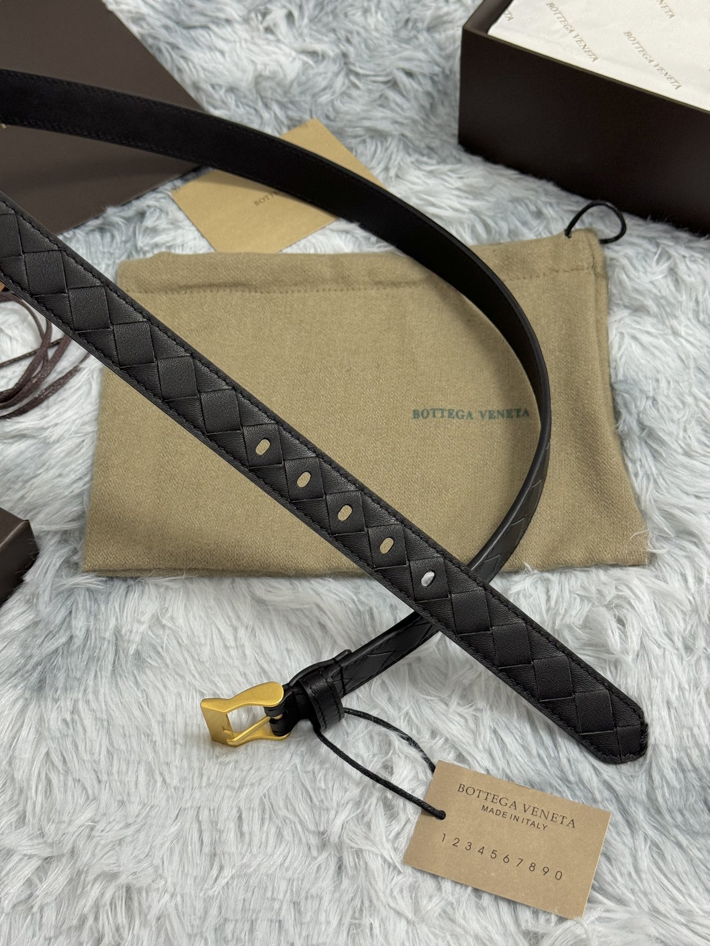 BOTTEGA VENETA   2.5cm   
手工编织牛皮经典之作
每个细节都体现出至高的品味和