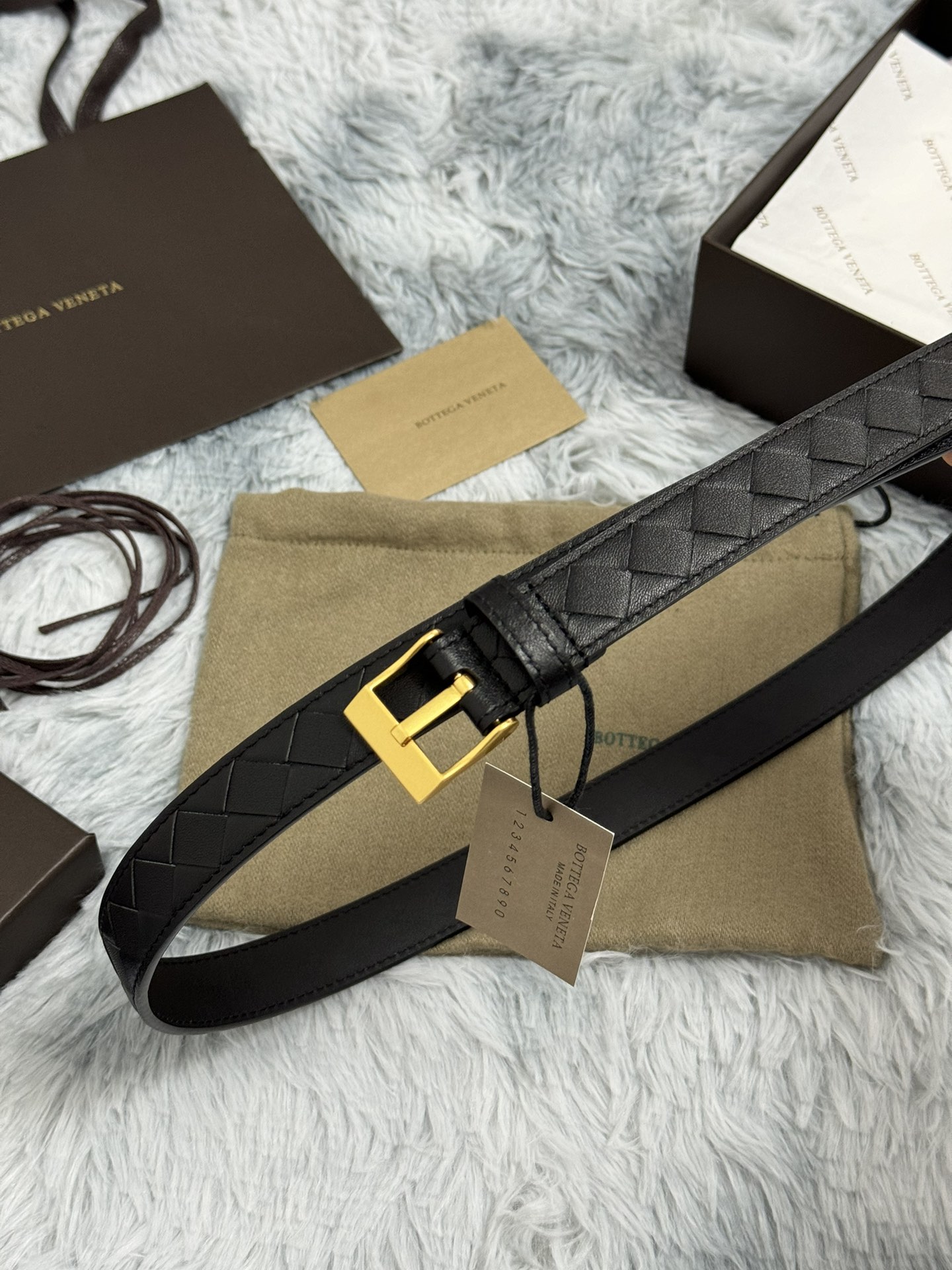  BOTTEGA VENETA   2.5cm   
手工编织牛皮经典之作
每个细节都体现出至高的品味和