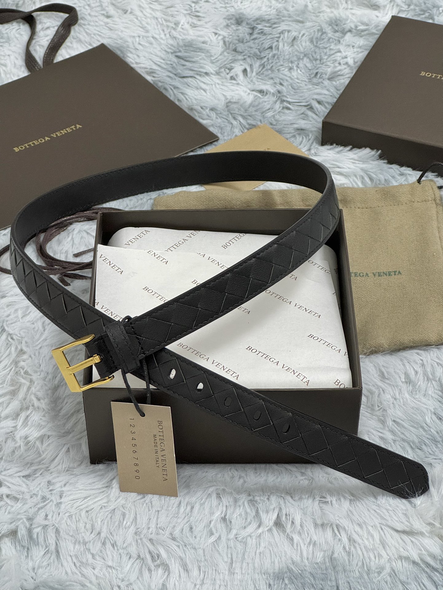  BOTTEGA VENETA   2.5cm   
手工编织牛皮经典之作
每个细节都体现出至高的品味和