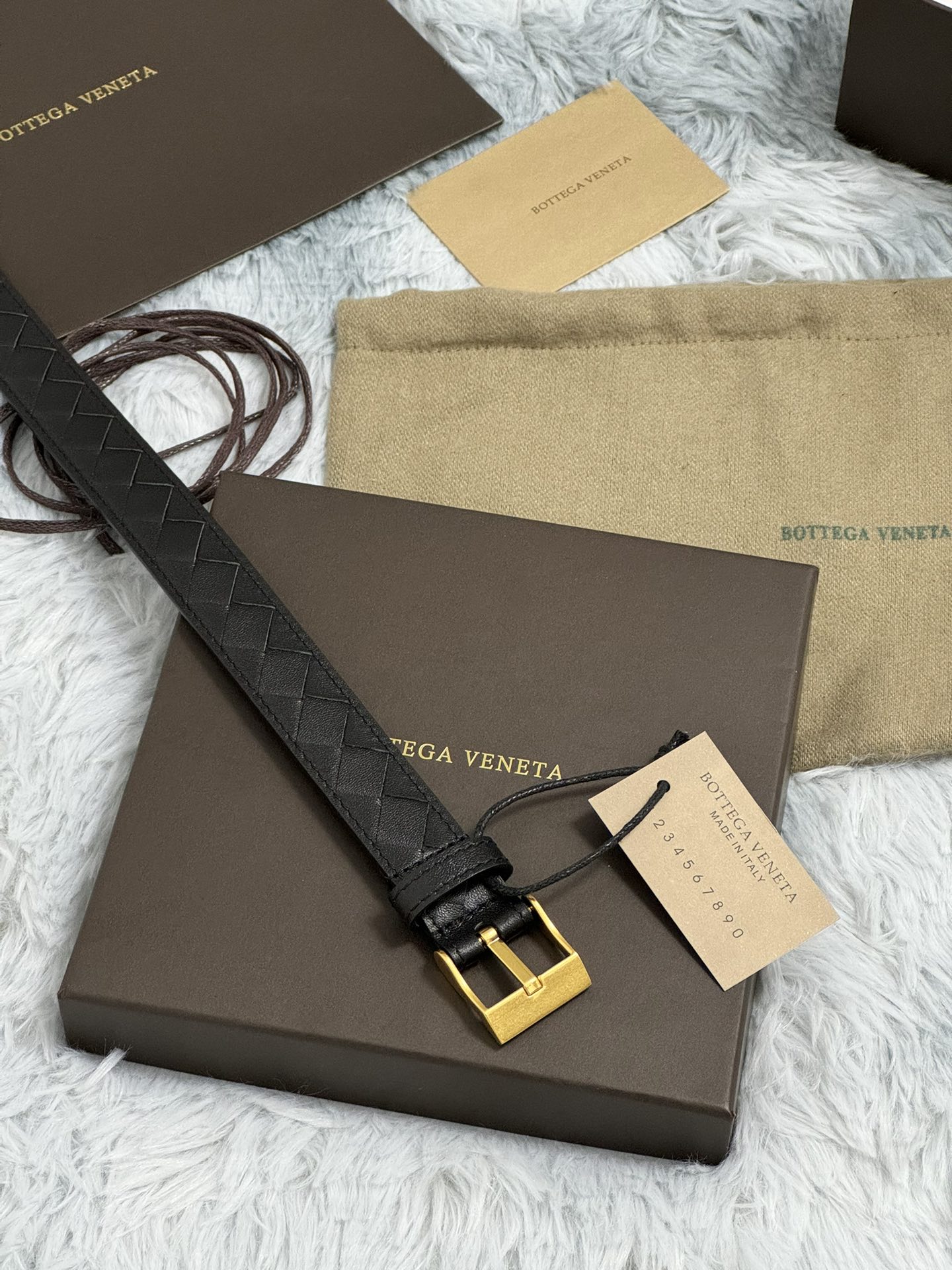  BOTTEGA VENETA   2.5cm   
手工编织牛皮经典之作
每个细节都体现出至高的品味和