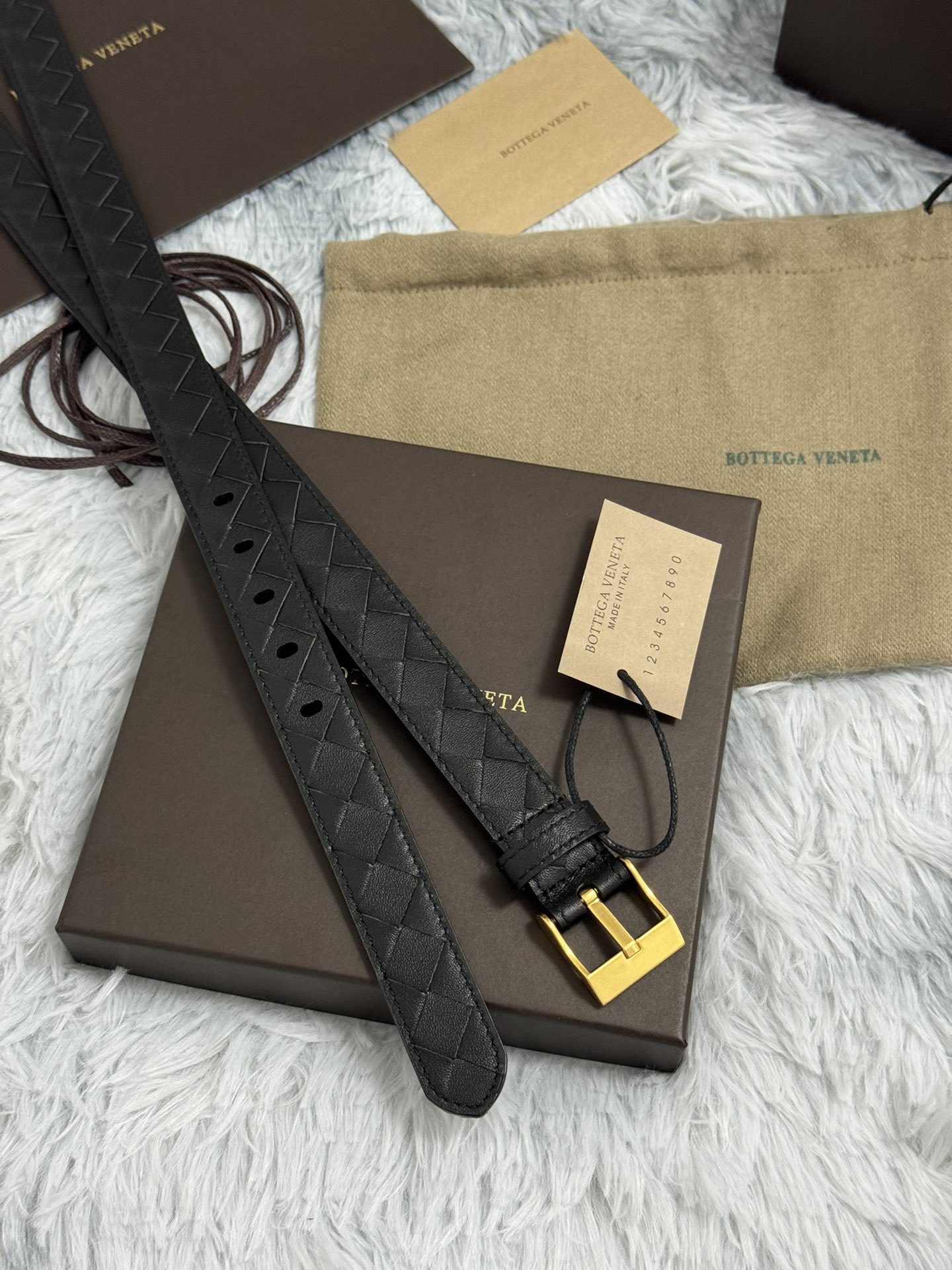  BOTTEGA VENETA   2.5cm   
手工编织牛皮经典之作
每个细节都体现出至高的品味和