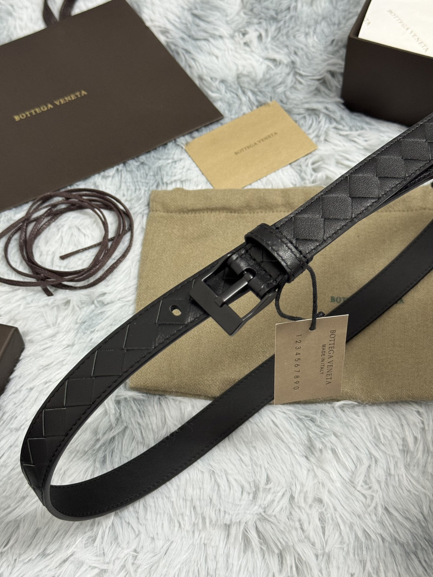  BOTTEGA VENETA   2.5cm   
手工编织牛皮经典之作
每个细节都体现出至高的品味和