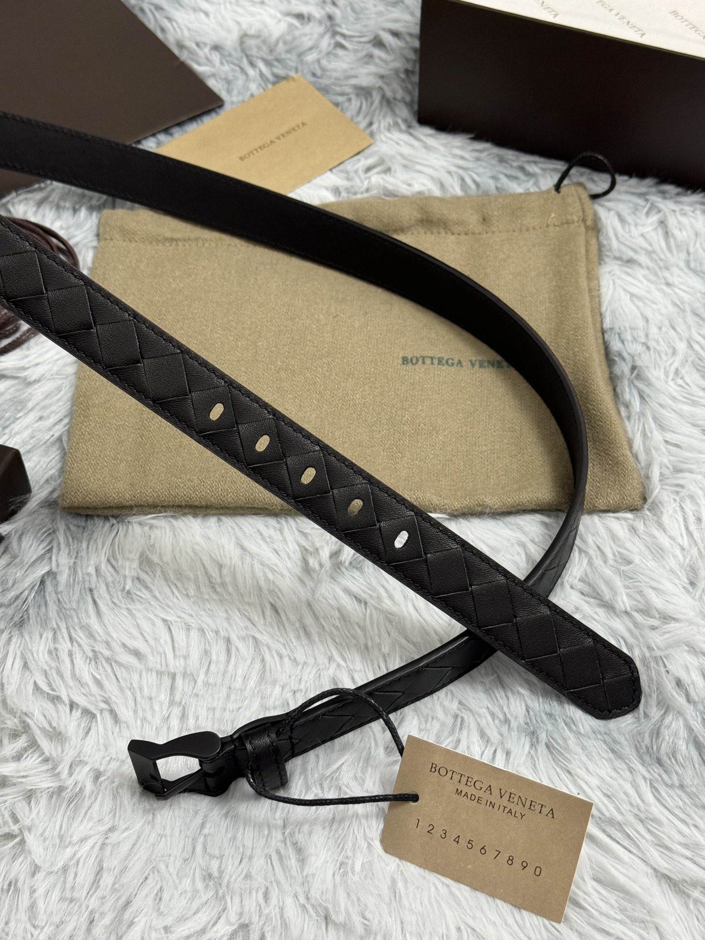  BOTTEGA VENETA   2.5cm   
手工编织牛皮经典之作
每个细节都体现出至高的品味和