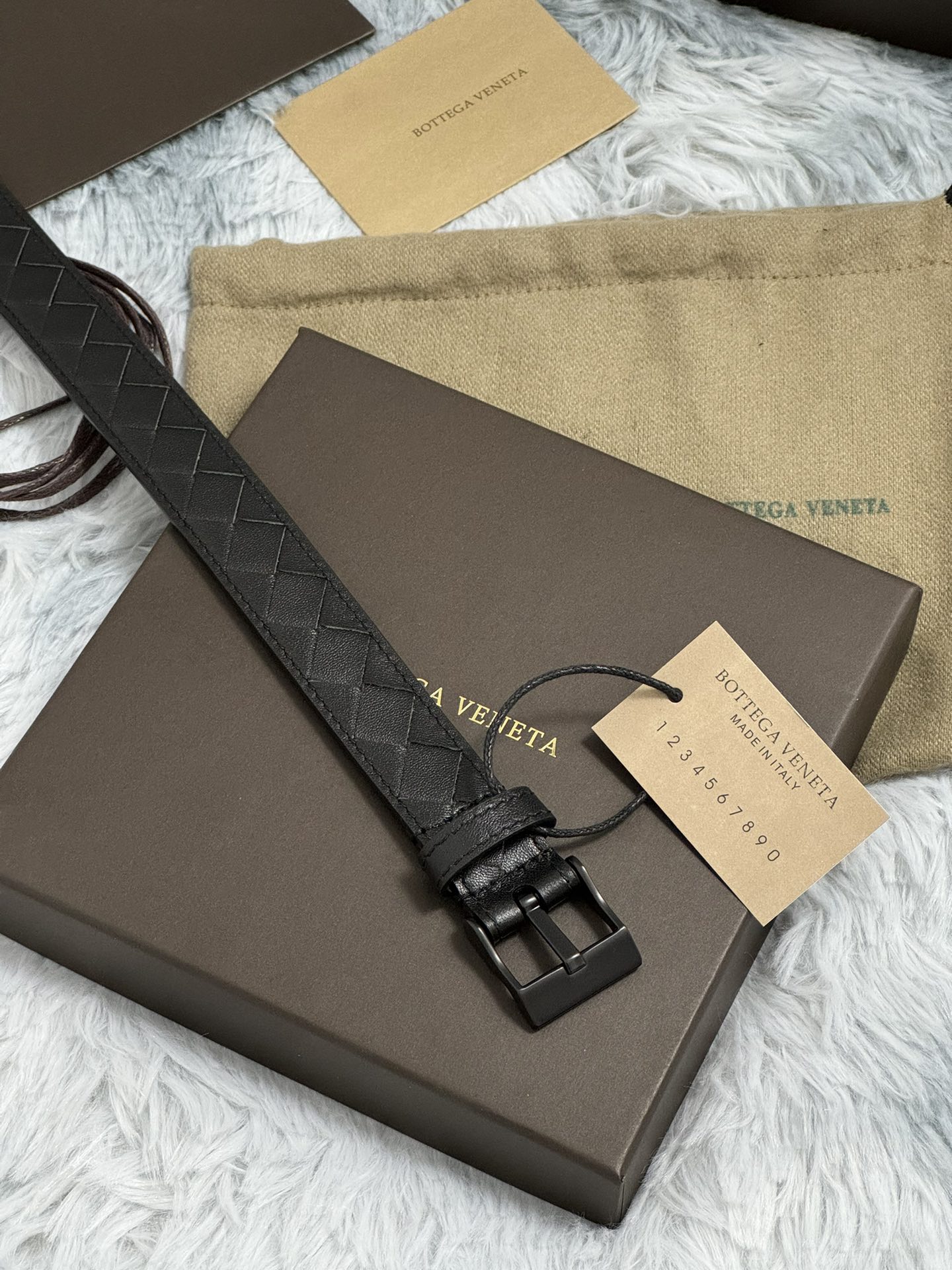  BOTTEGA VENETA   2.5cm   
手工编织牛皮经典之作
每个细节都体现出至高的品味和