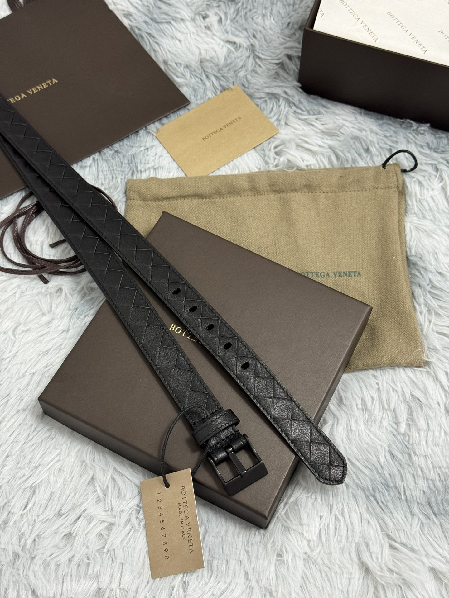  BOTTEGA VENETA   2.5cm   
手工编织牛皮经典之作
每个细节都体现出至高的品味和