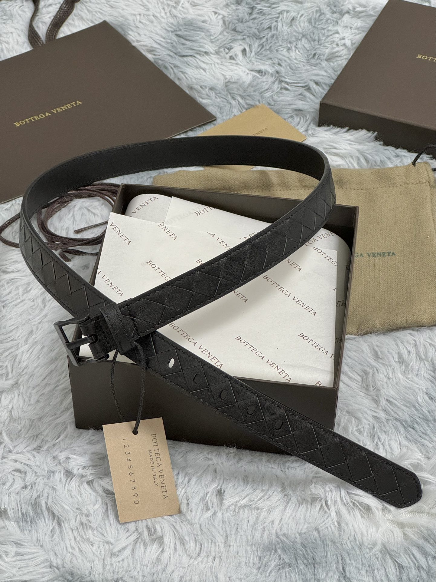  BOTTEGA VENETA   2.5cm   
手工编织牛皮经典之作
每个细节都体现出至高的品味和