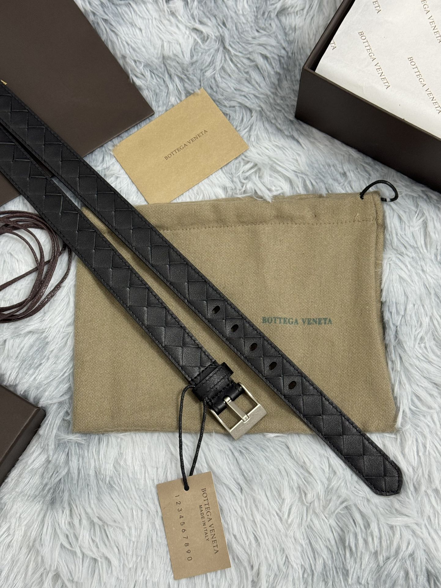  BOTTEGA VENETA   2.5cm   
手工编织牛皮经典之作
每个细节都体现出至高的品味和