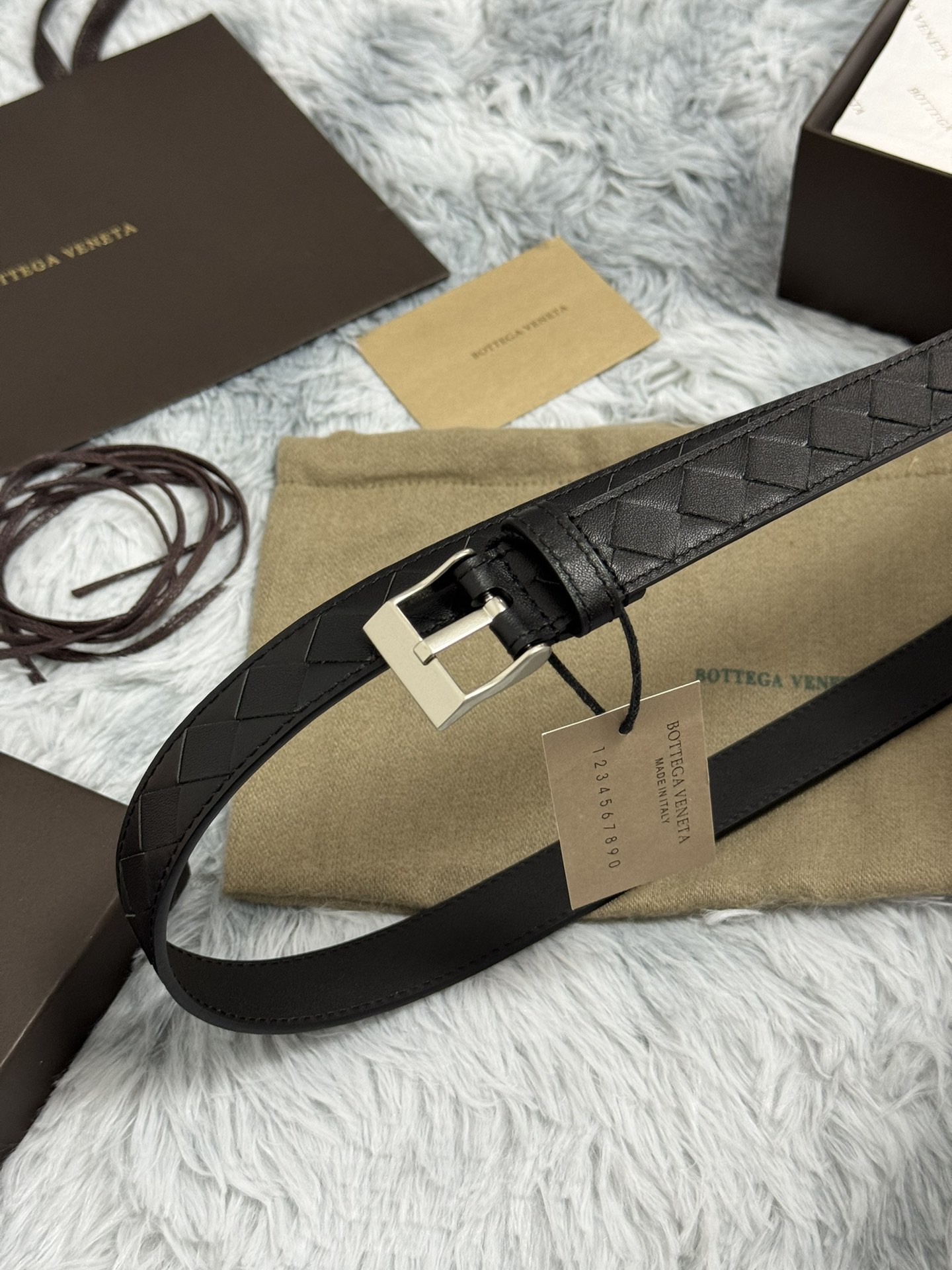  BOTTEGA VENETA   2.5cm   
手工编织牛皮经典之作
每个细节都体现出至高的品味和